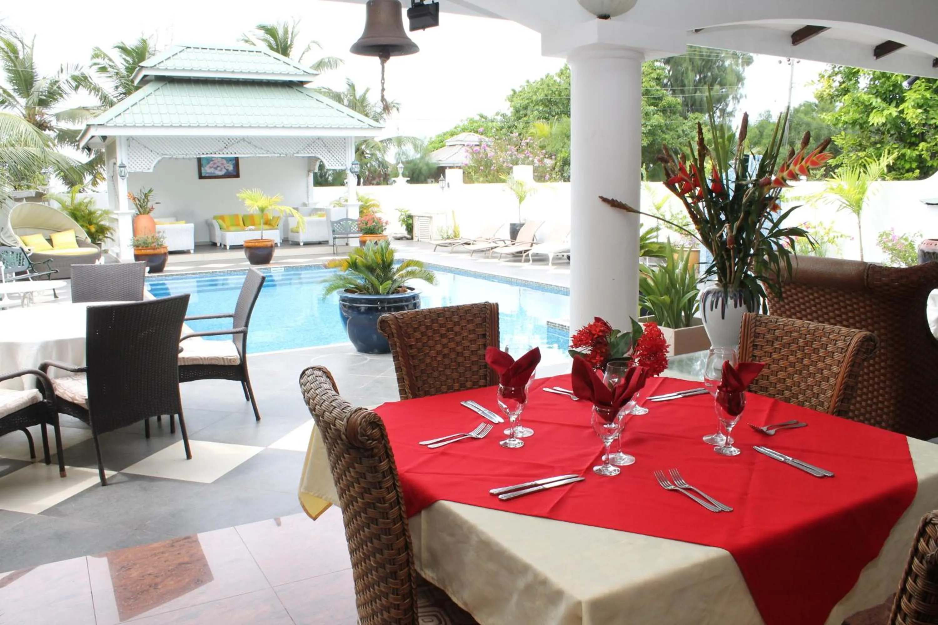 Restaurant/places to eat in Le Bonheur Villa