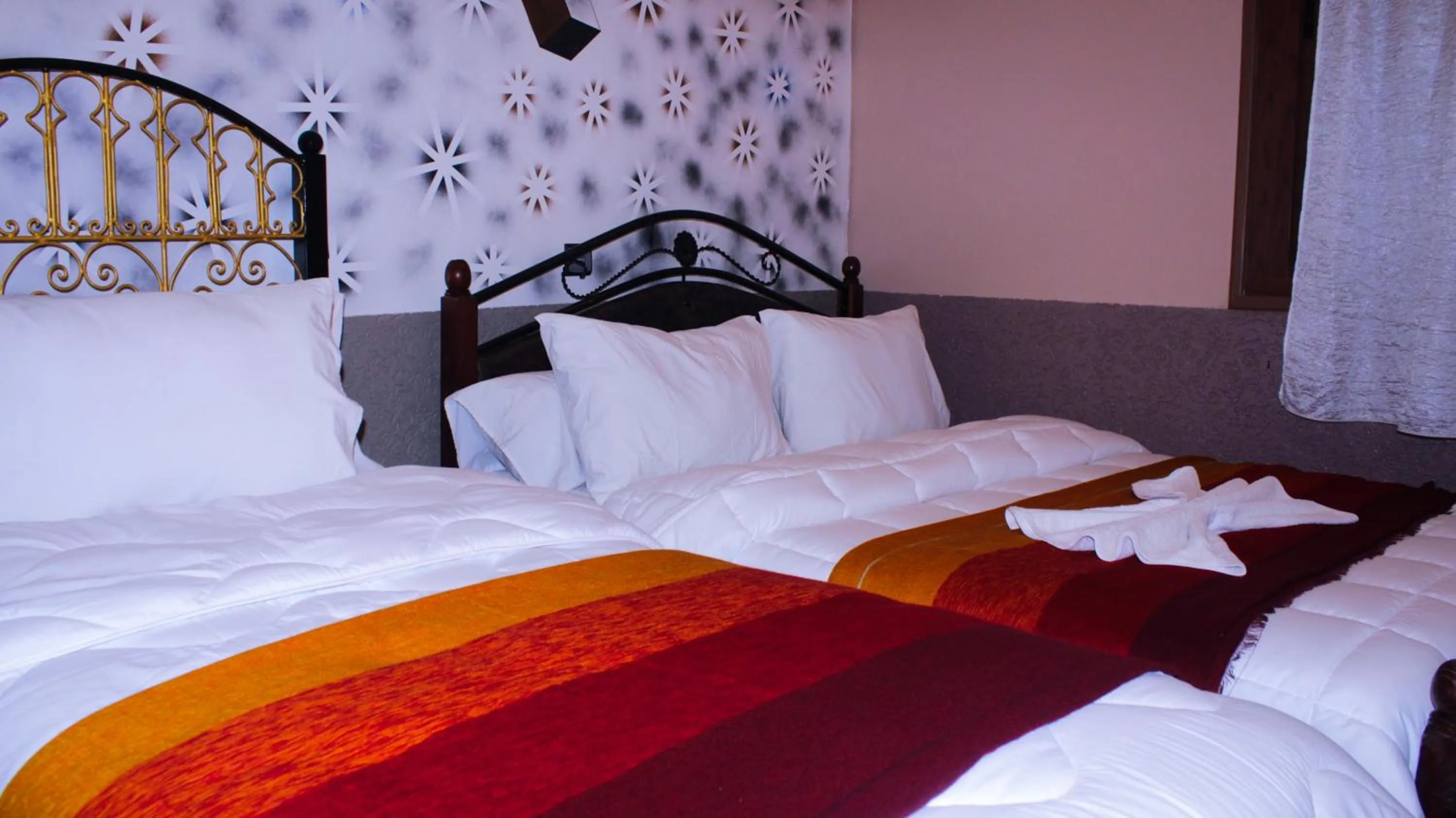 Bed in Hôtel La Vallée Des Oiseaux