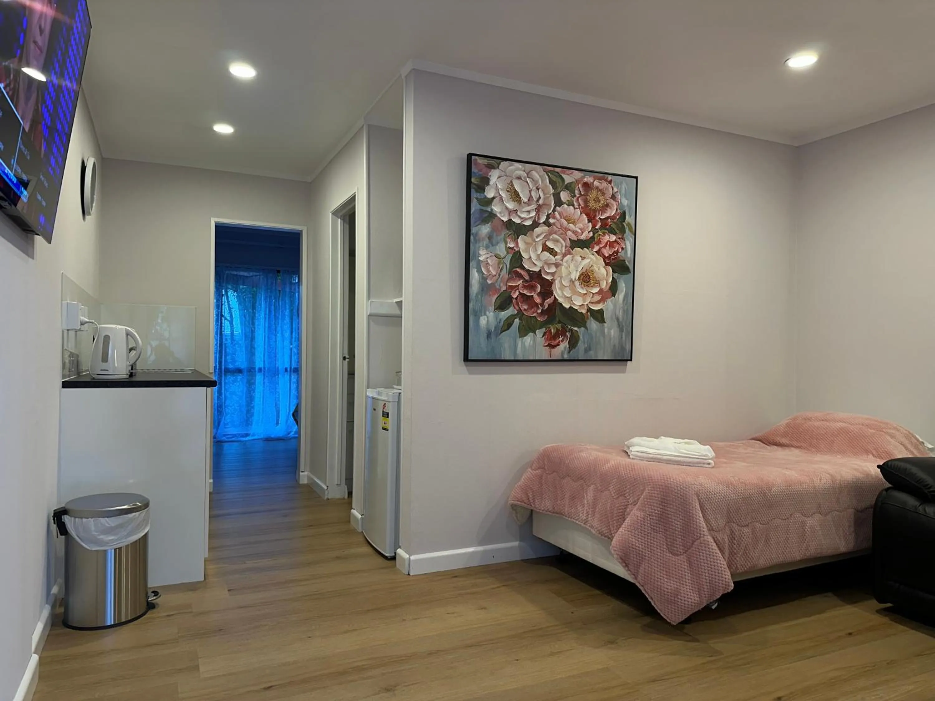 Bed in Cascades Motor Lodge