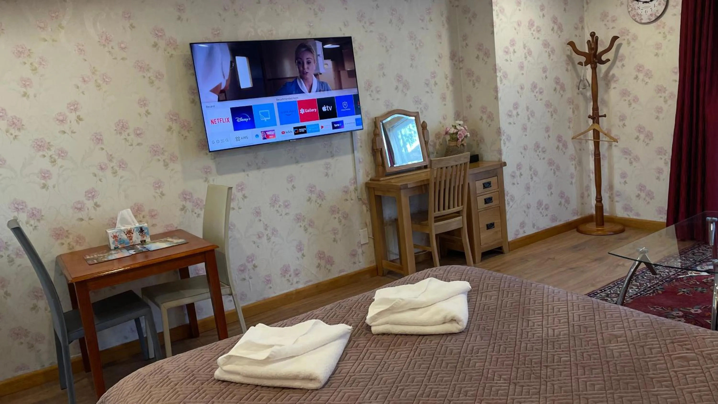 Bed in Cascades Motor Lodge