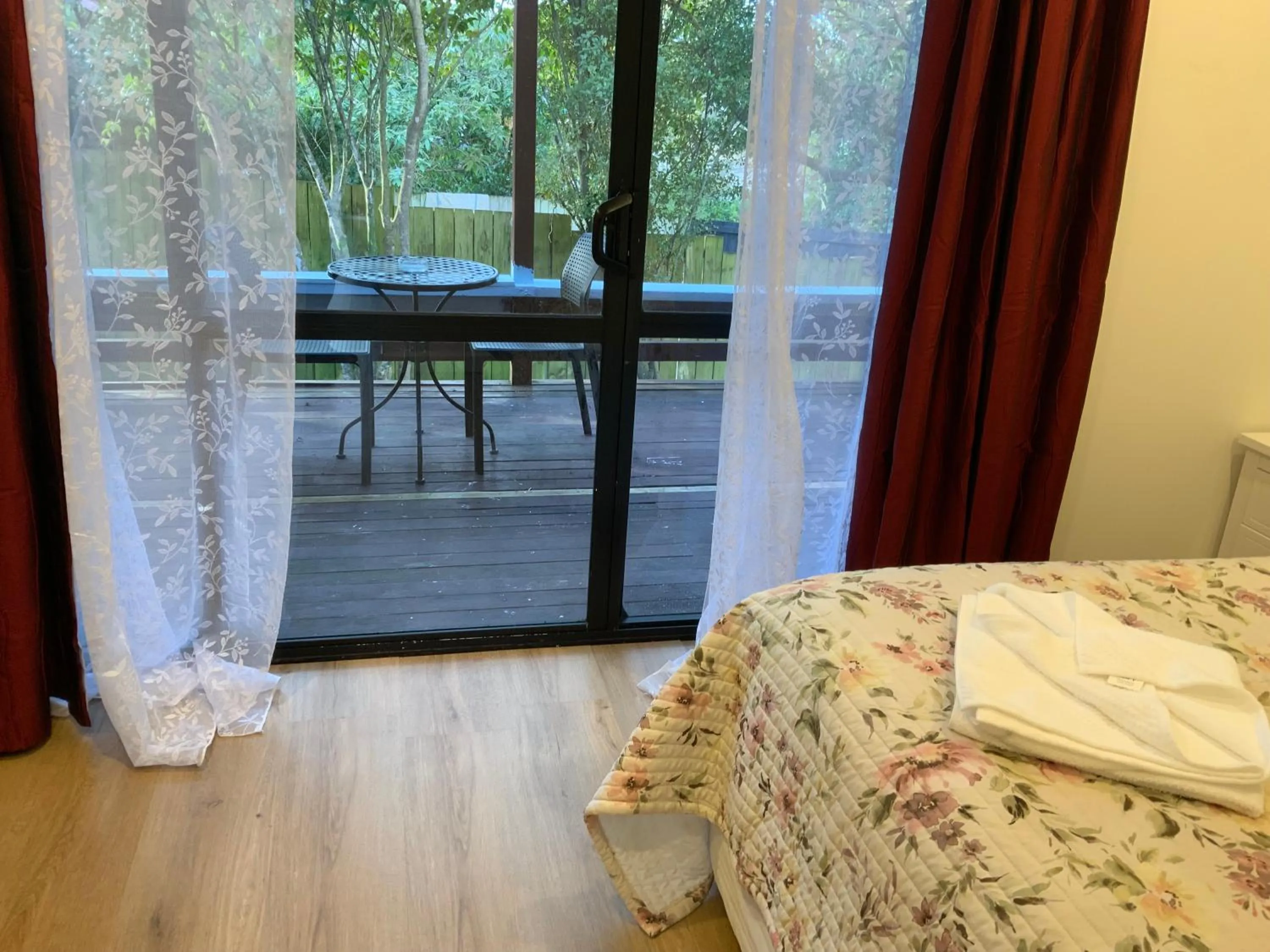 Bed in Cascades Motor Lodge