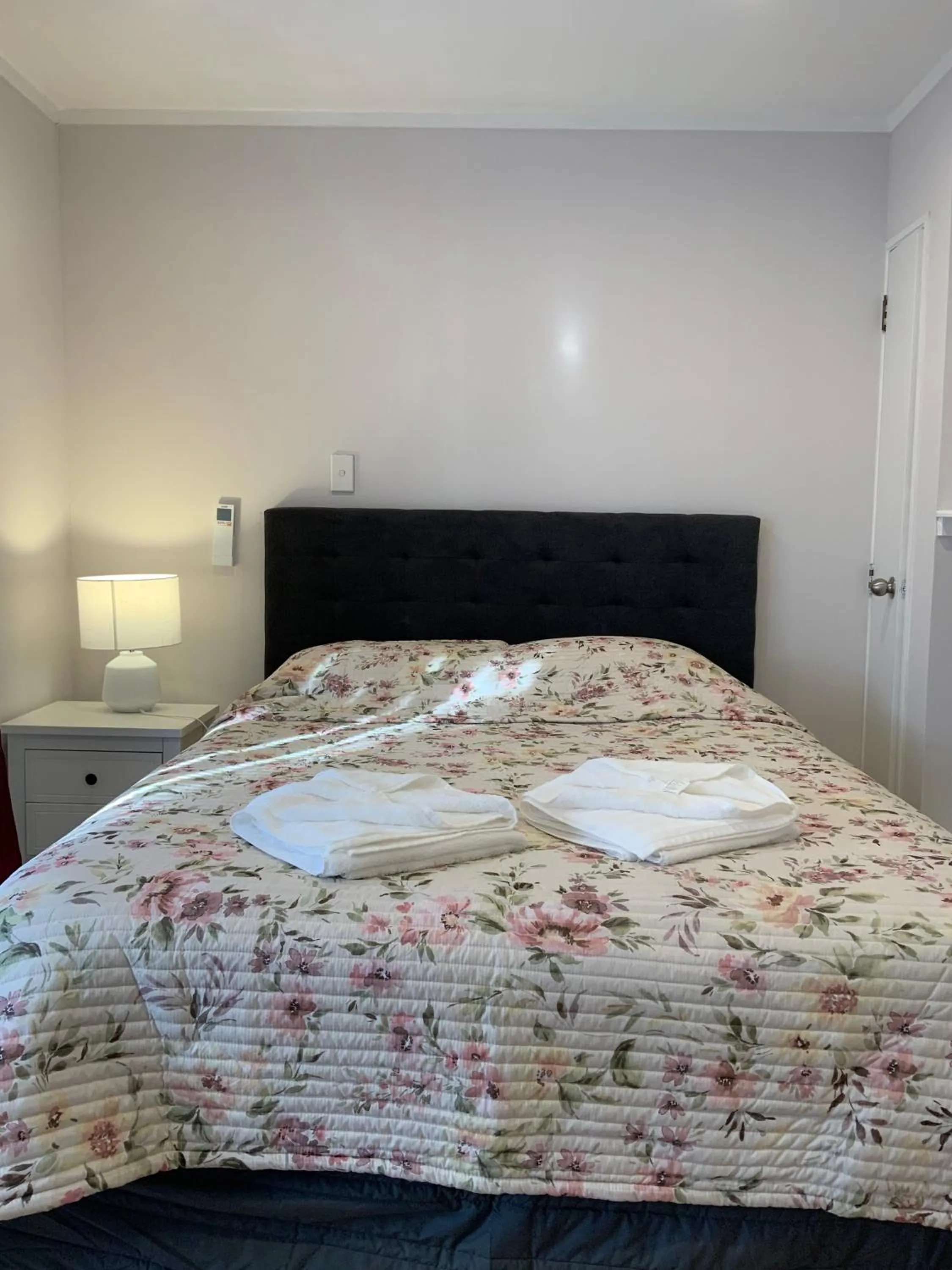 Bed in Cascades Motor Lodge