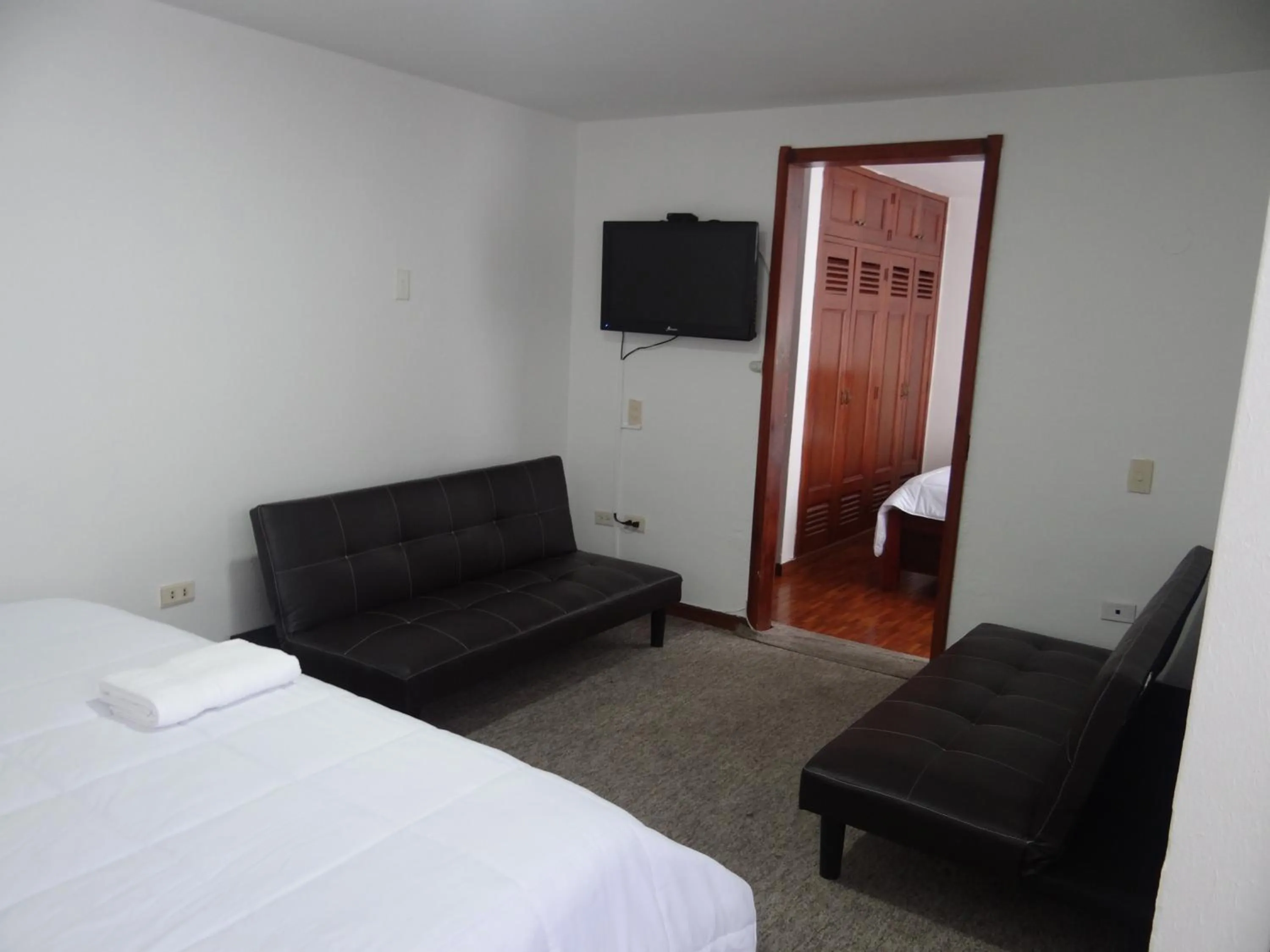 Communal lounge/ TV room, Bed in Altura Rooms & Suites