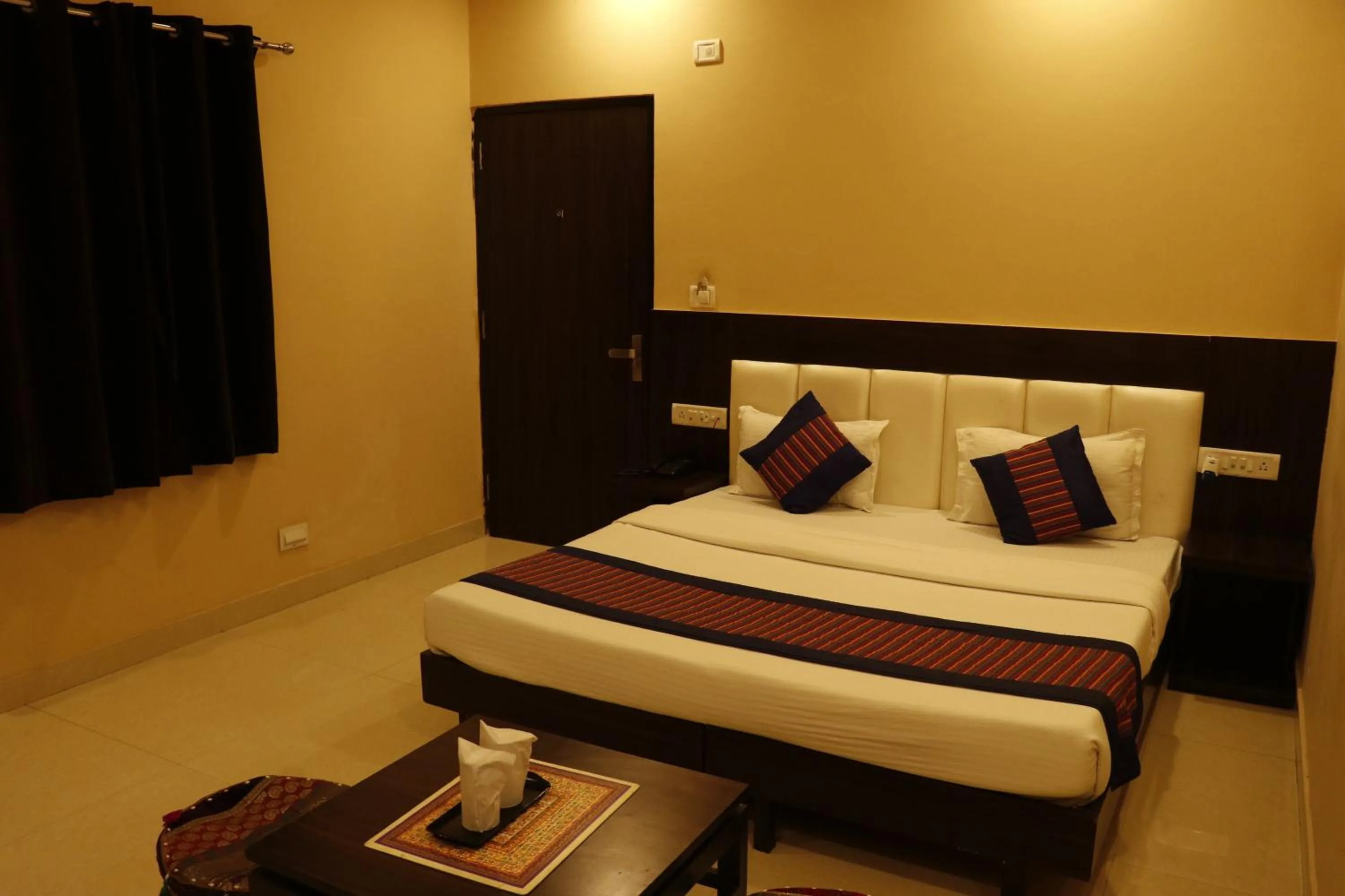 Photo of the whole room, Bed in Taj Haveli Hotel Agra - Walkable Distance From Taj Mahal