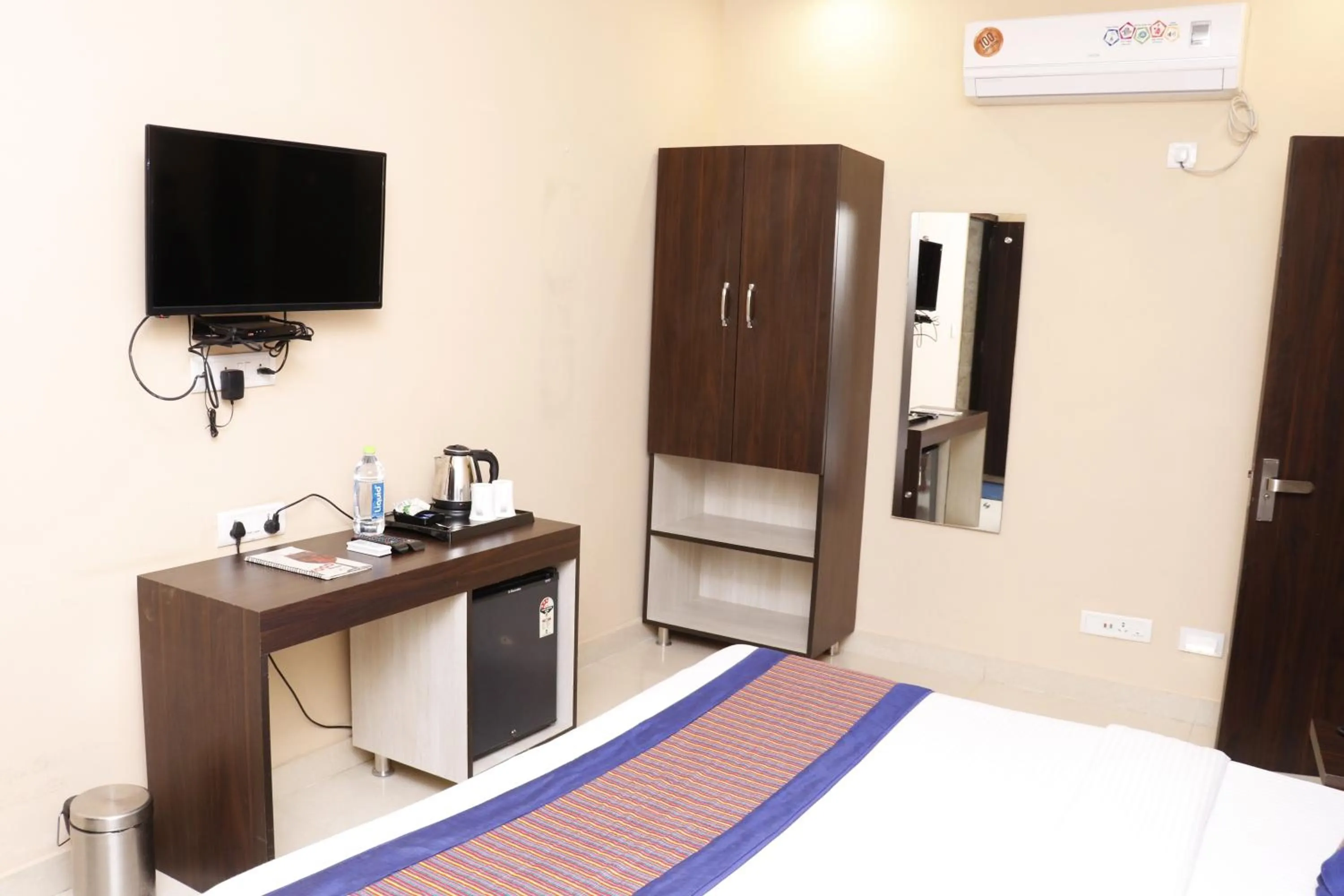 Photo of the whole room, Bed in Taj Haveli Hotel Agra - Walkable Distance From Taj Mahal