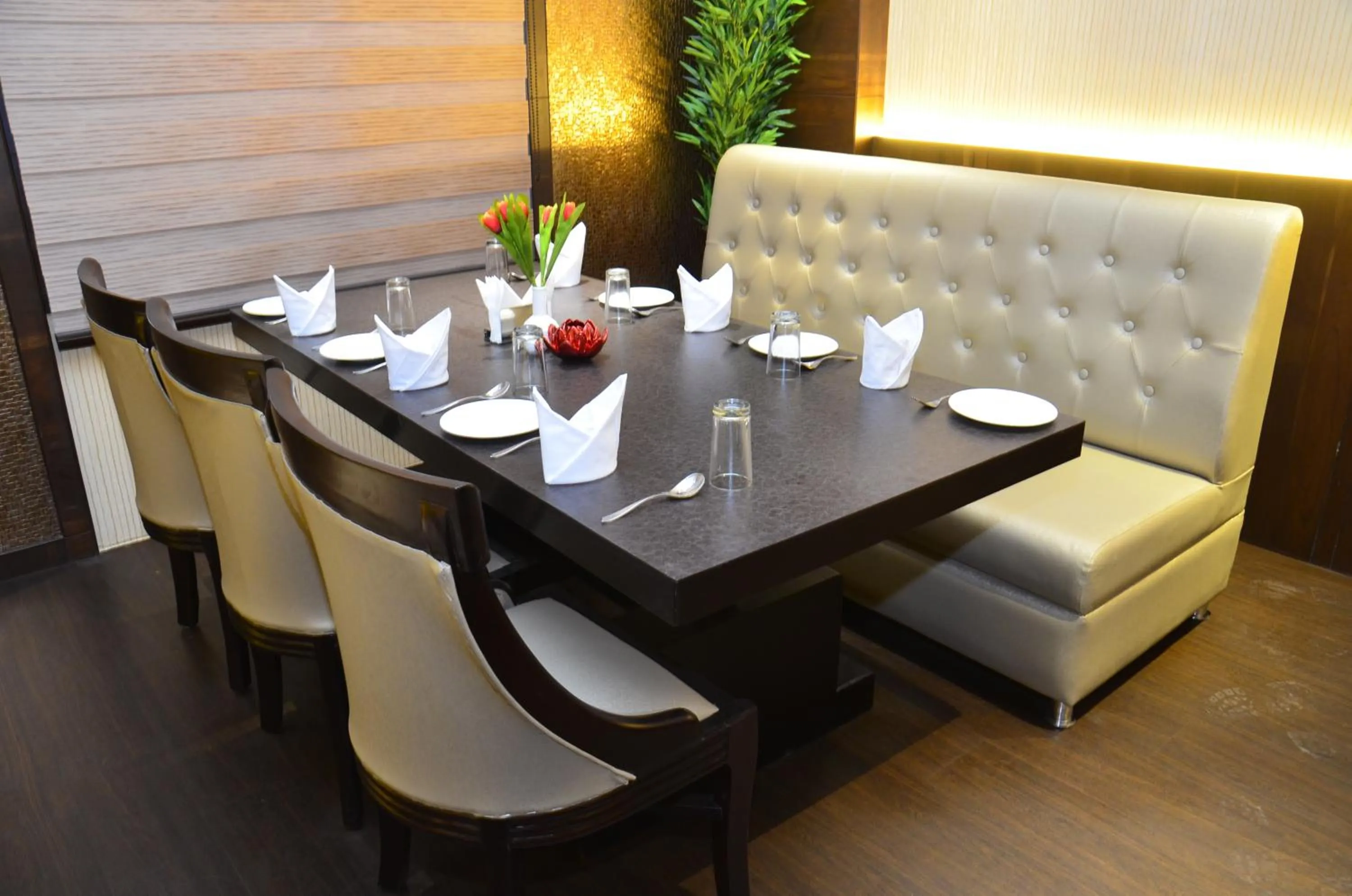 Restaurant/places to eat in Hotel Abhinandan
