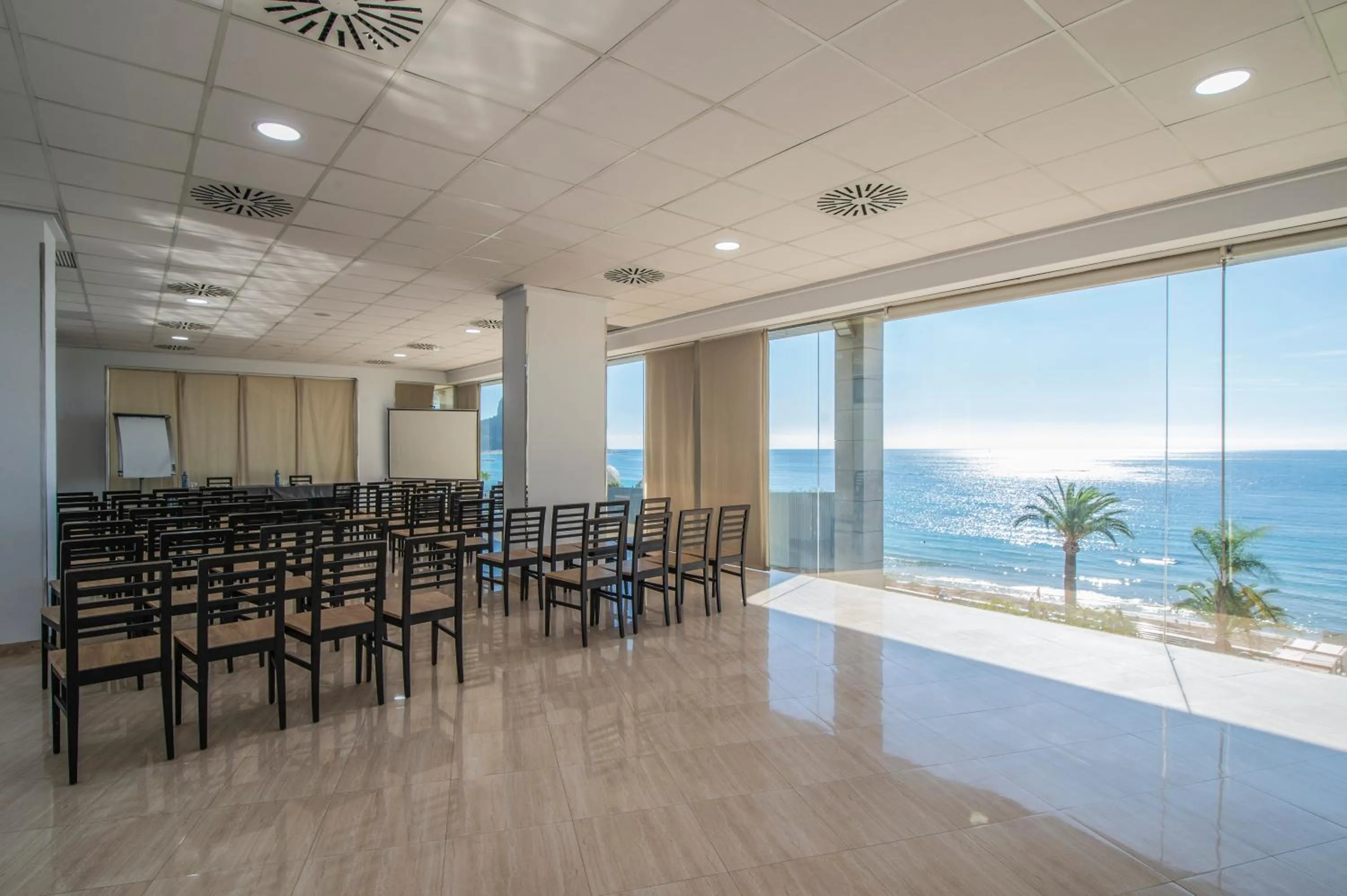 Meeting/conference room in Hotel Bahía Calpe by Pierre & Vacances