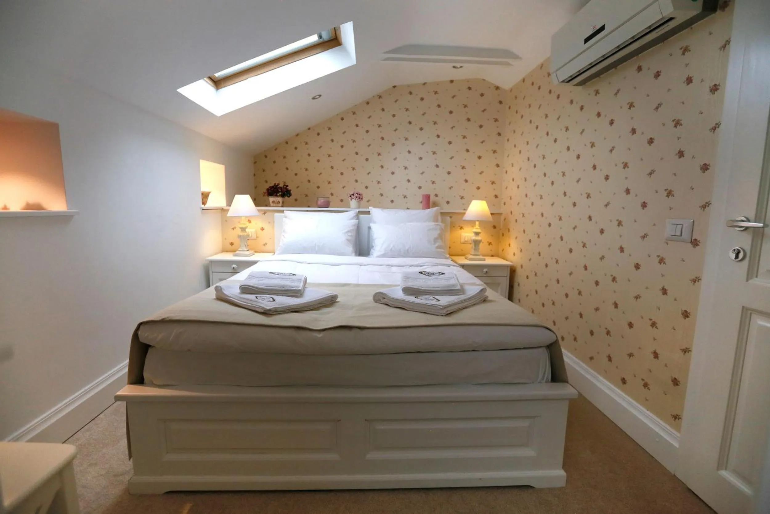 Photo of the whole room, Bed in Hotel Les Jardins Carol