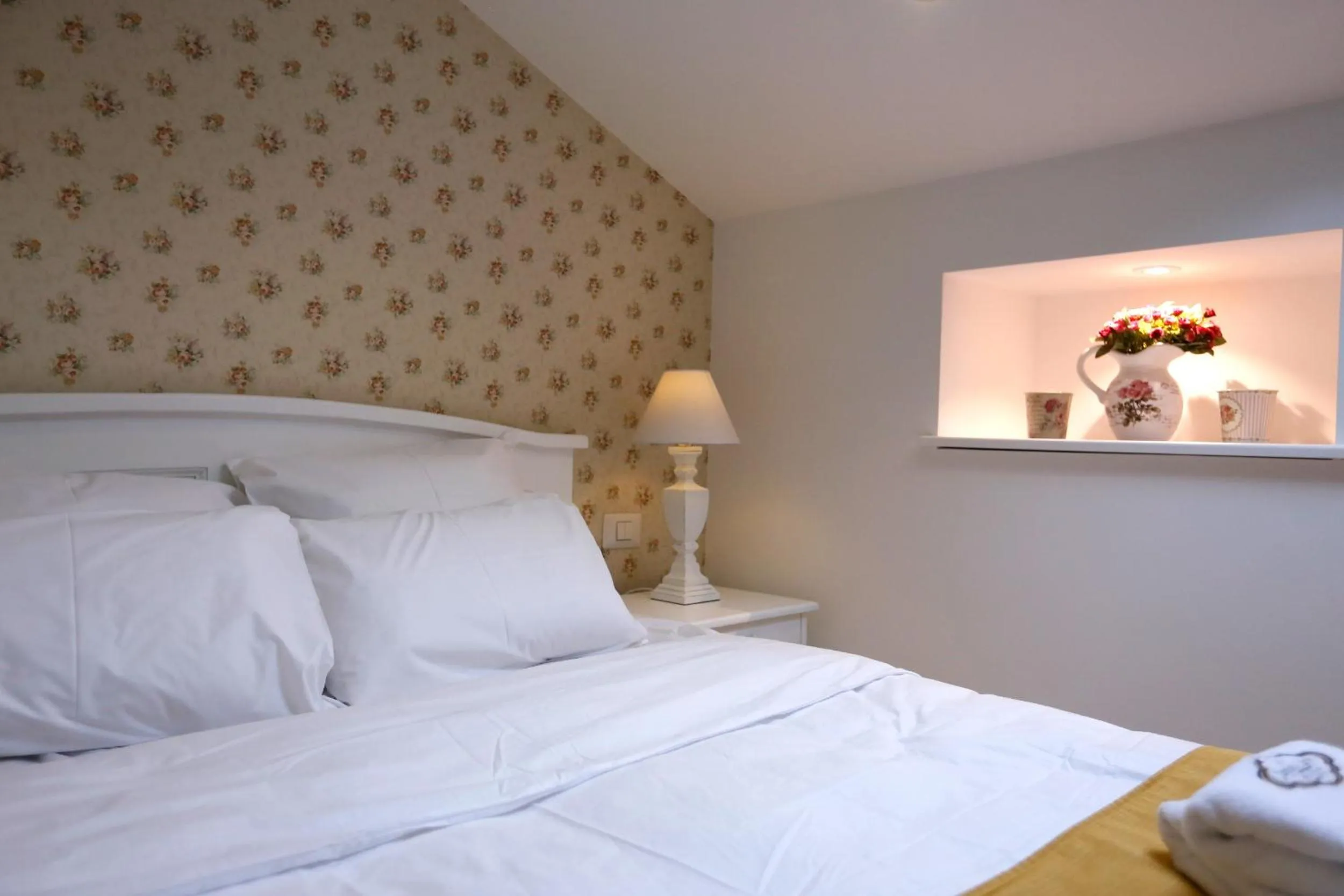 Decorative detail, Bed in Hotel Les Jardins Carol