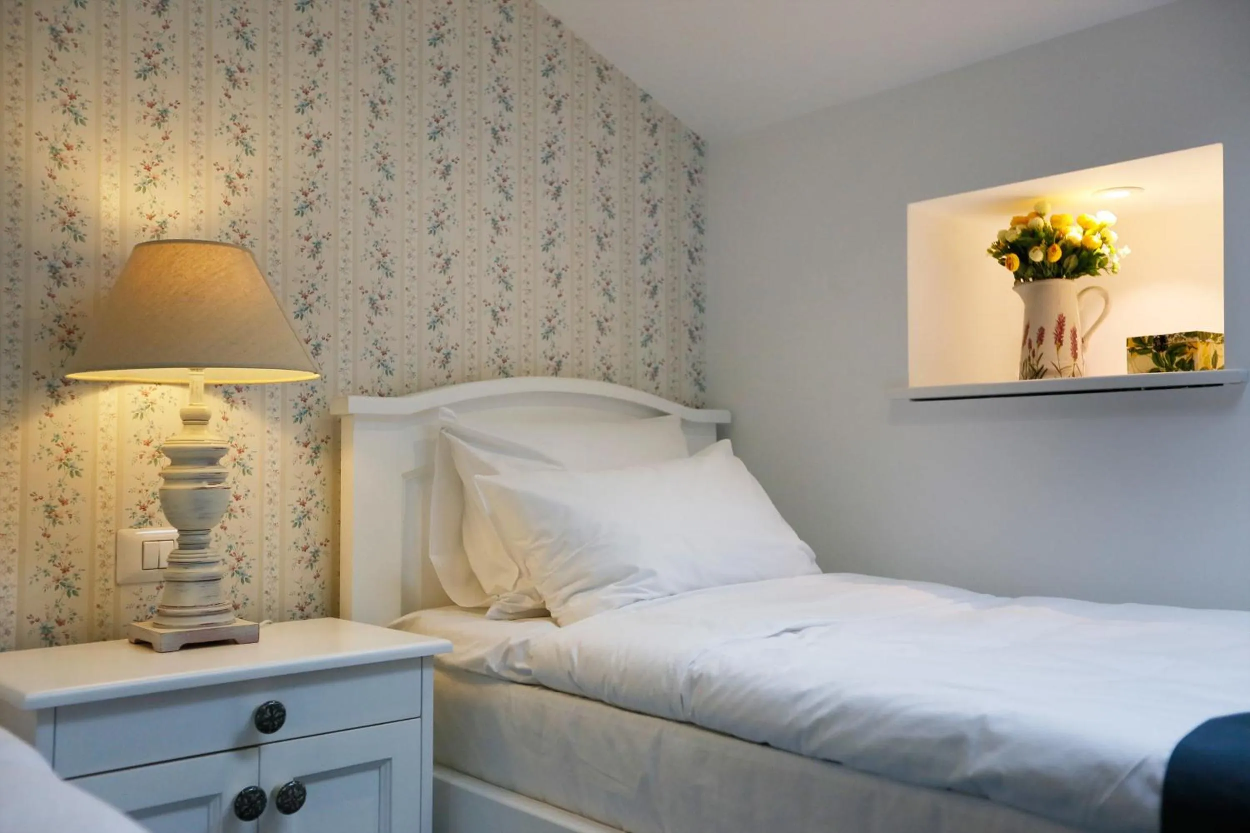 Decorative detail, Bed in Hotel Les Jardins Carol