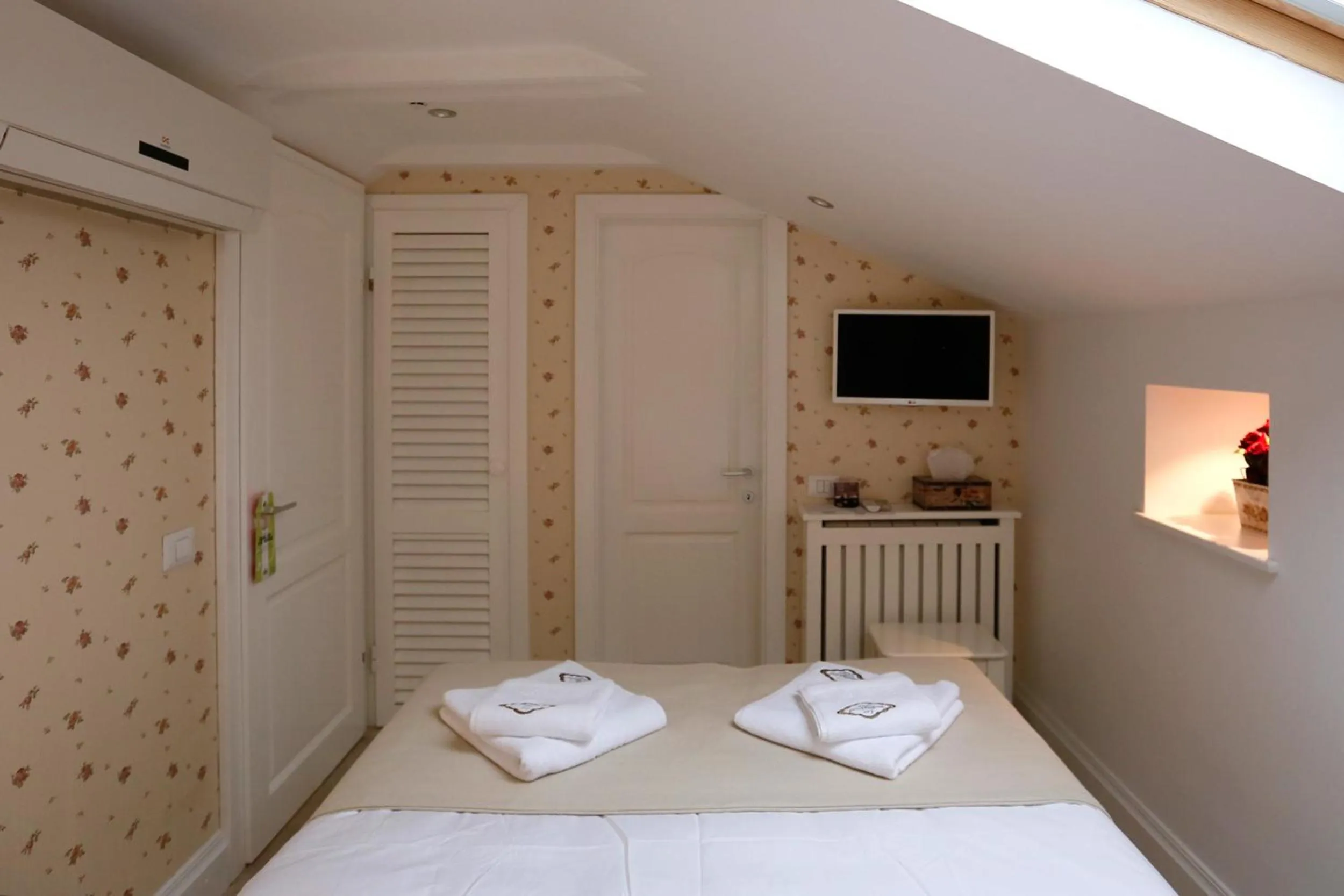 TV and multimedia, Bed in Hotel Les Jardins Carol