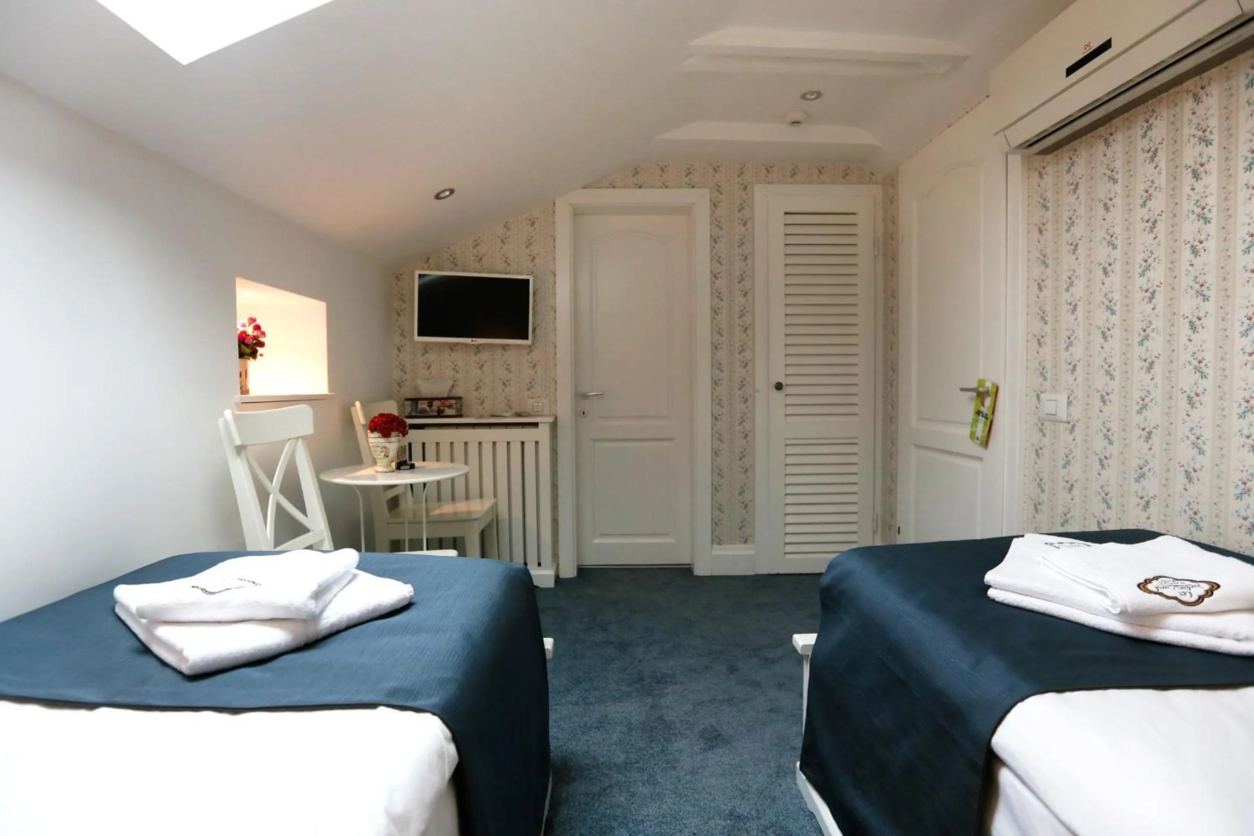 TV and multimedia, Bed in Hotel Les Jardins Carol