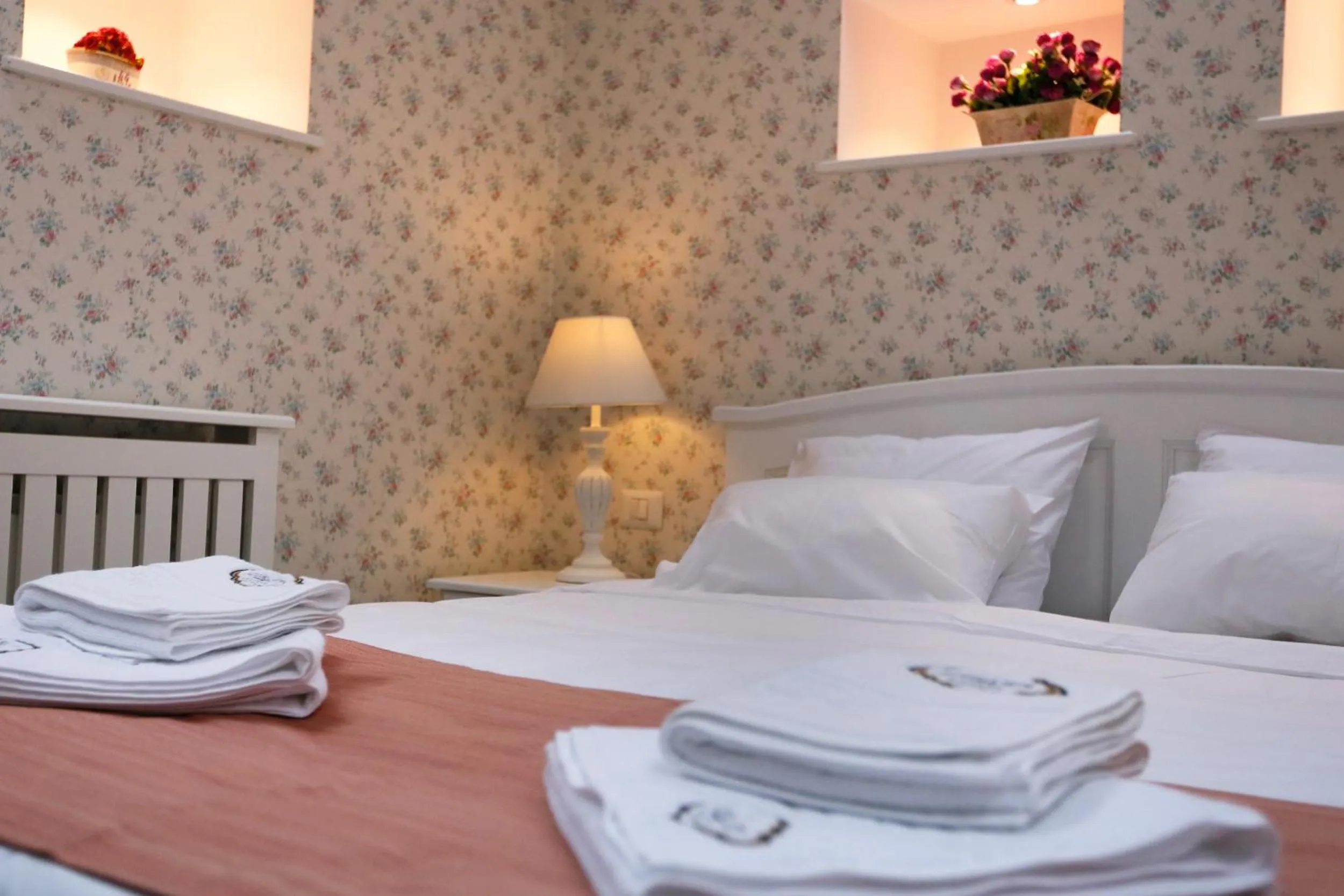 Decorative detail, Bed in Hotel Les Jardins Carol