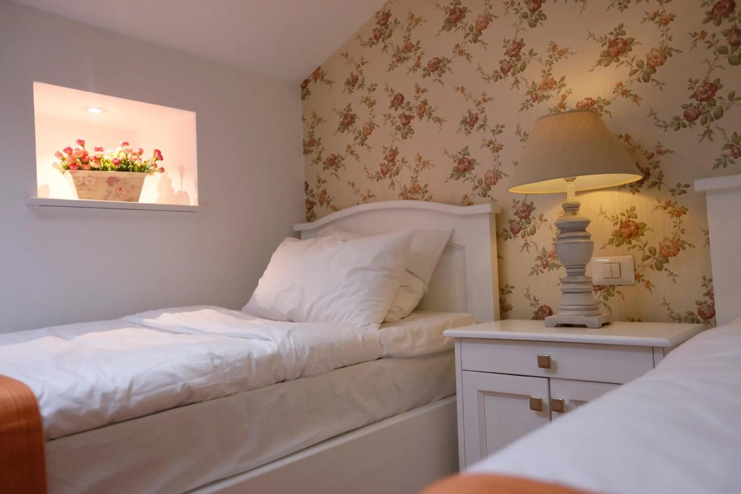 Decorative detail, Bed in Hotel Les Jardins Carol