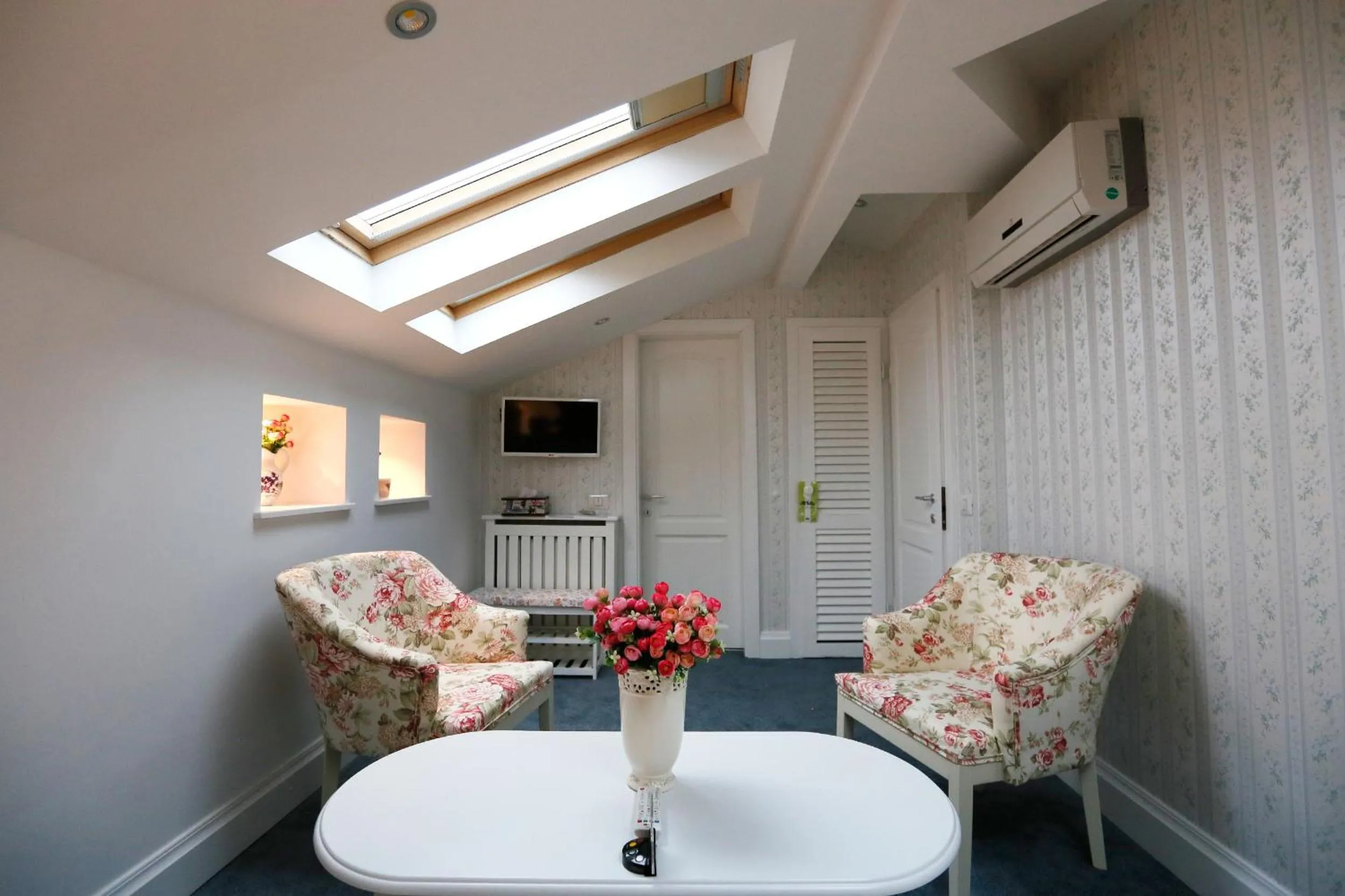 TV and multimedia in Hotel Les Jardins Carol