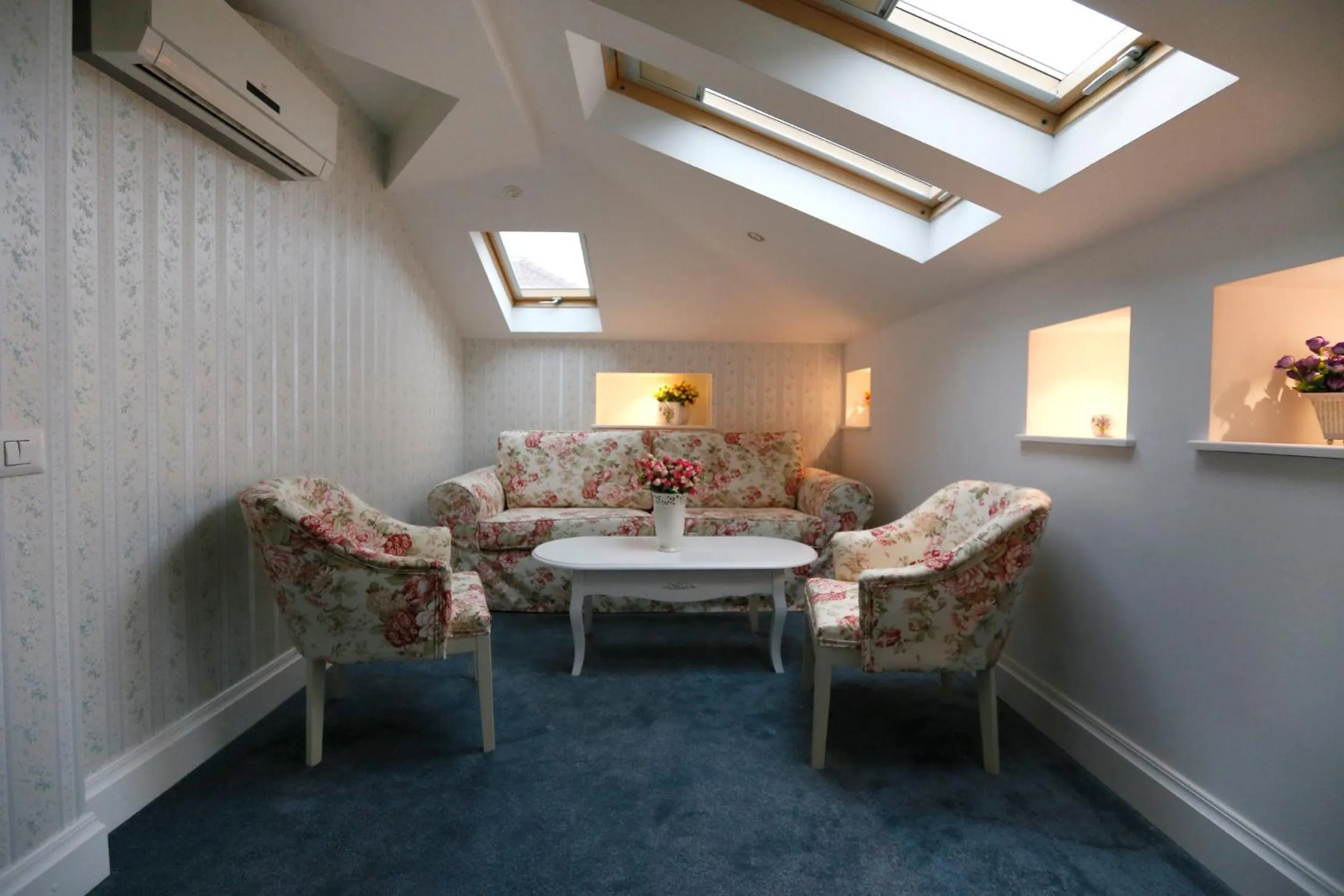 Photo of the whole room in Hotel Les Jardins Carol