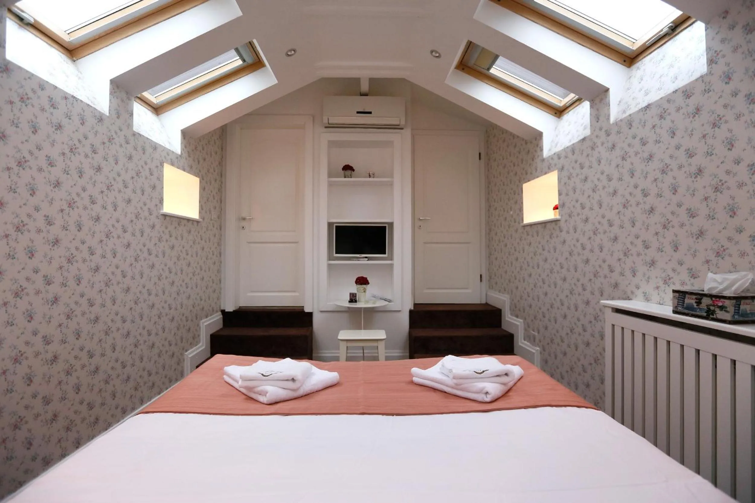 TV and multimedia, Bed in Hotel Les Jardins Carol