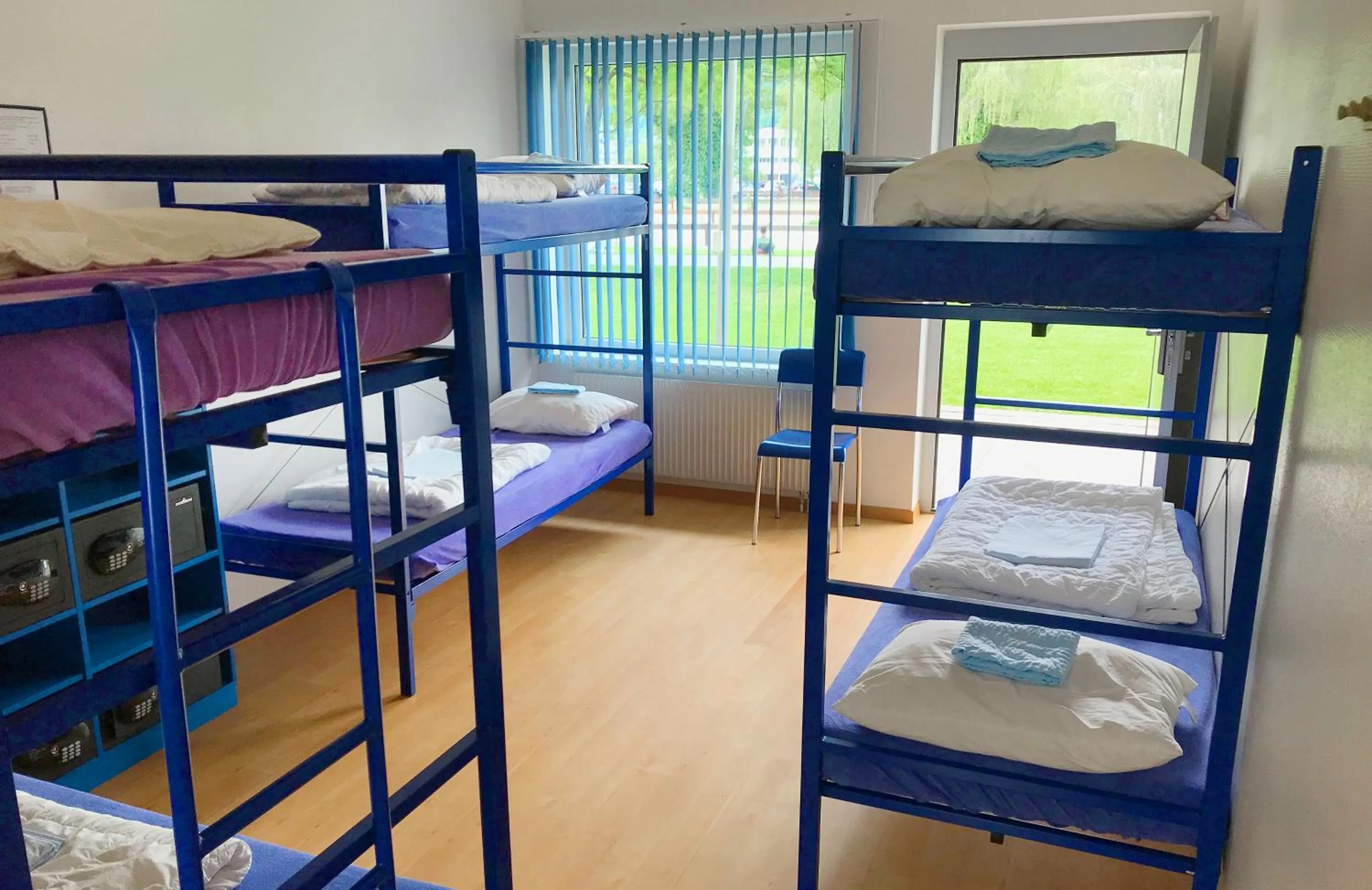 Photo of the whole room, Bed in Swiss Hostel Lago Lodge