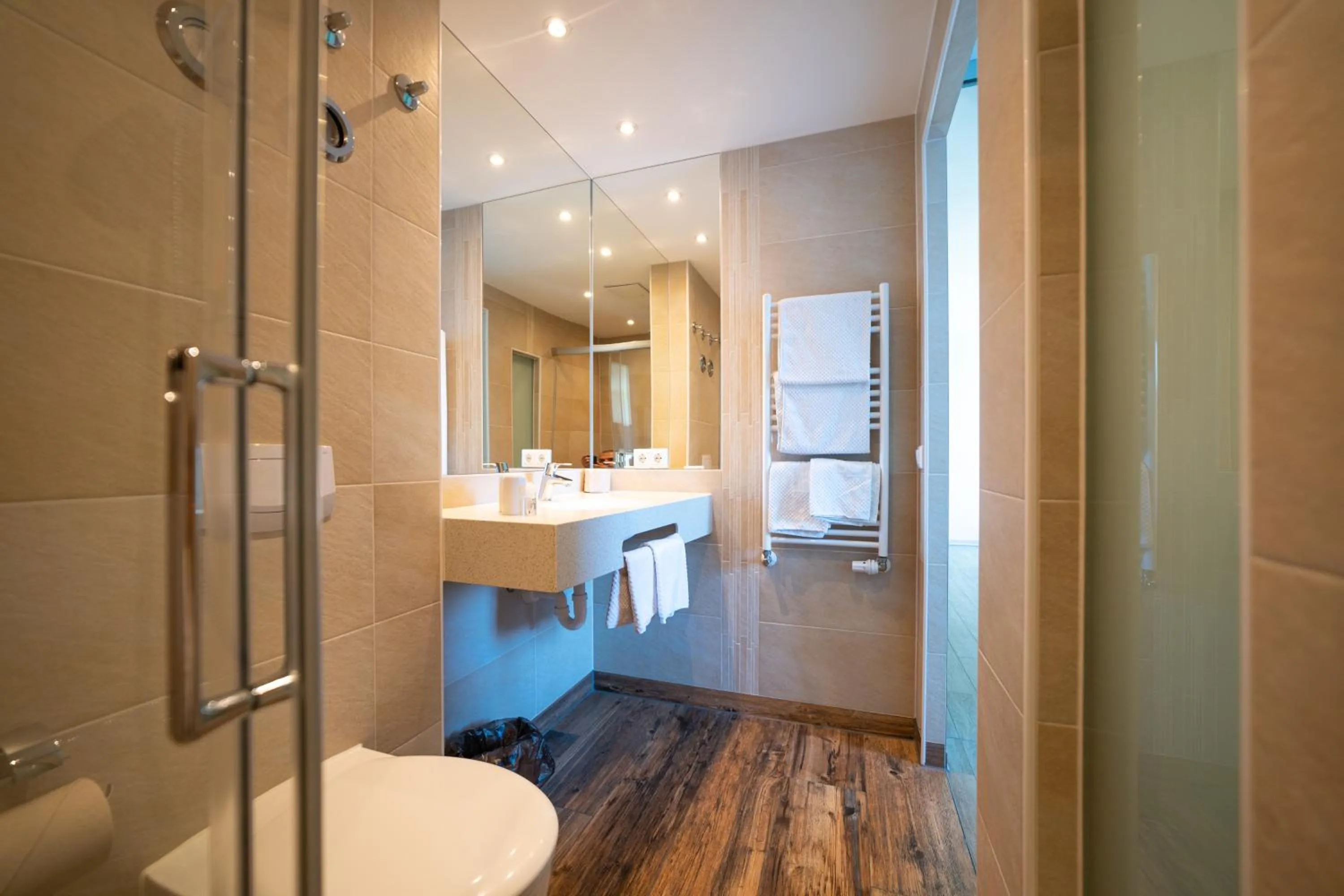 Shower in east Apart