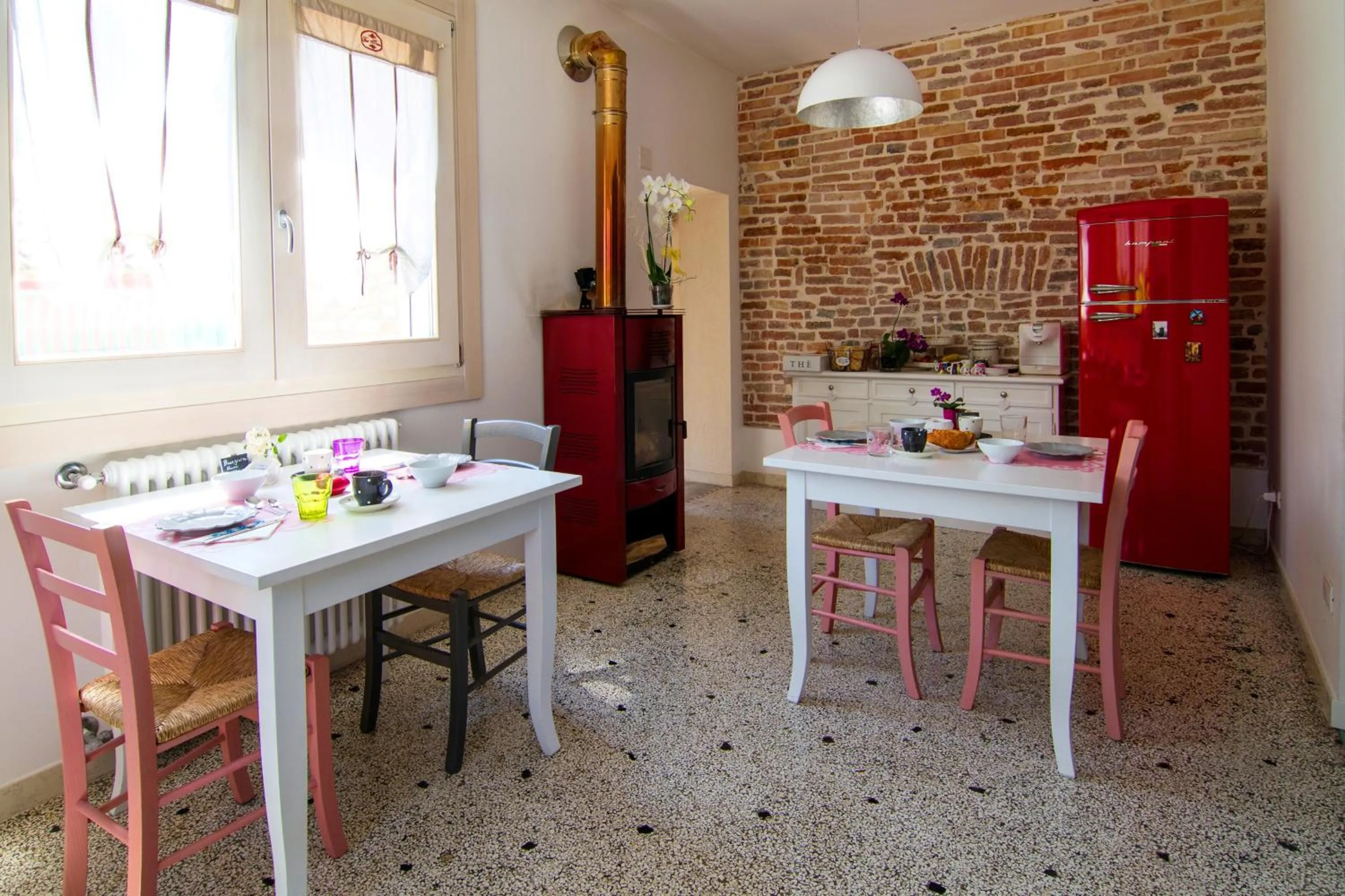 Communal lounge/ TV room in B&B La Porta Rossa