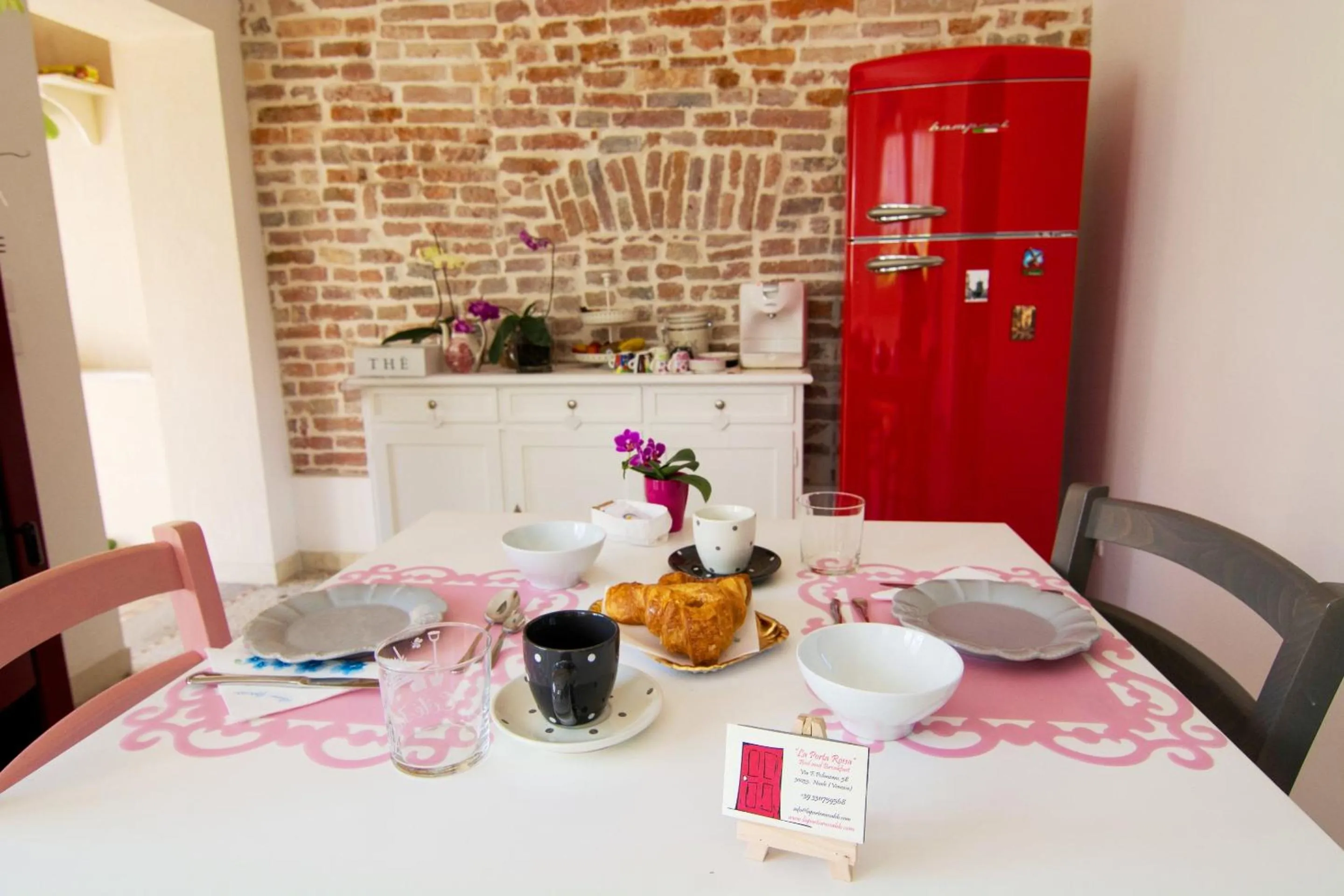 Communal lounge/ TV room in B&B La Porta Rossa