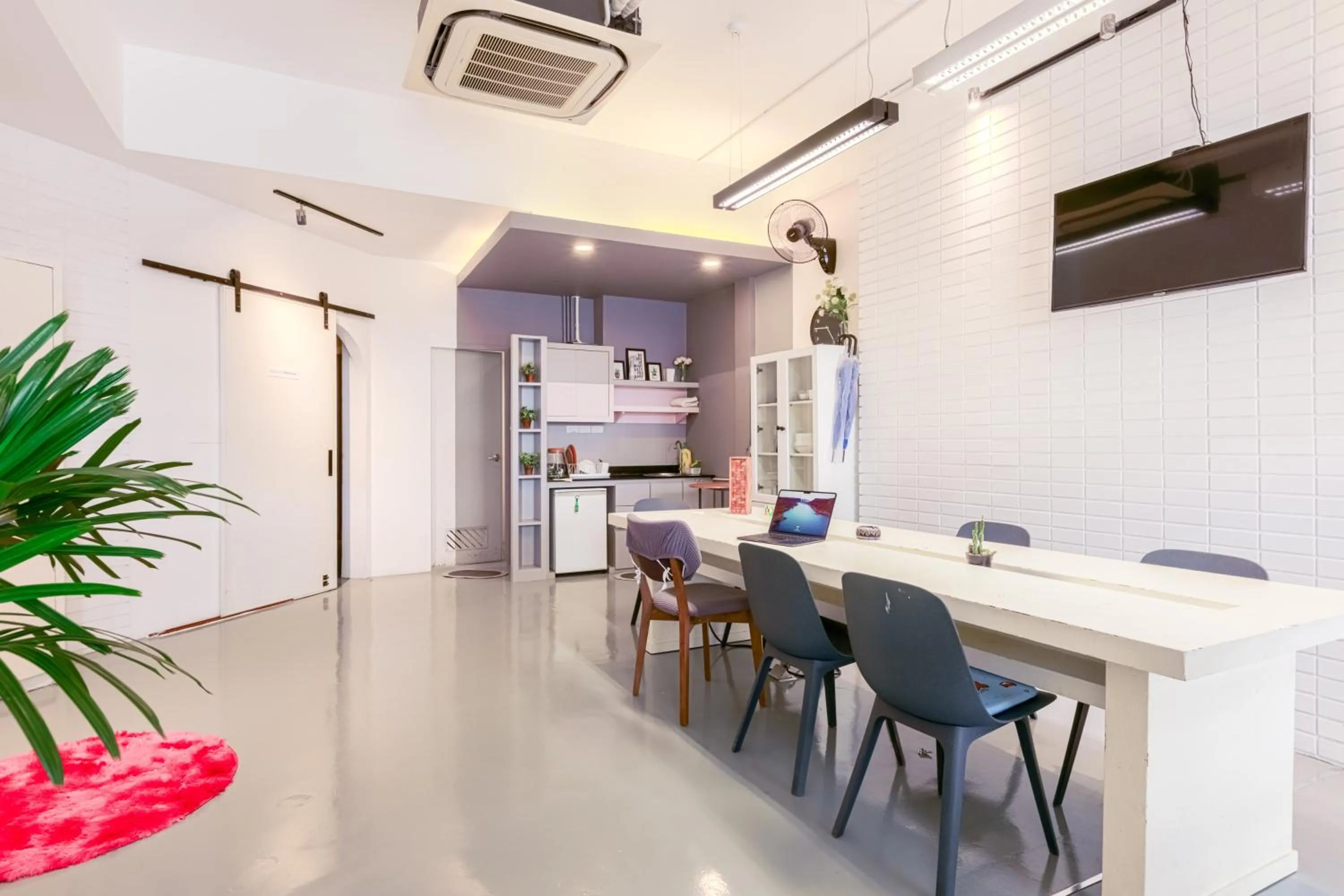 Communal lounge/ TV room in 24 Hills Hotel