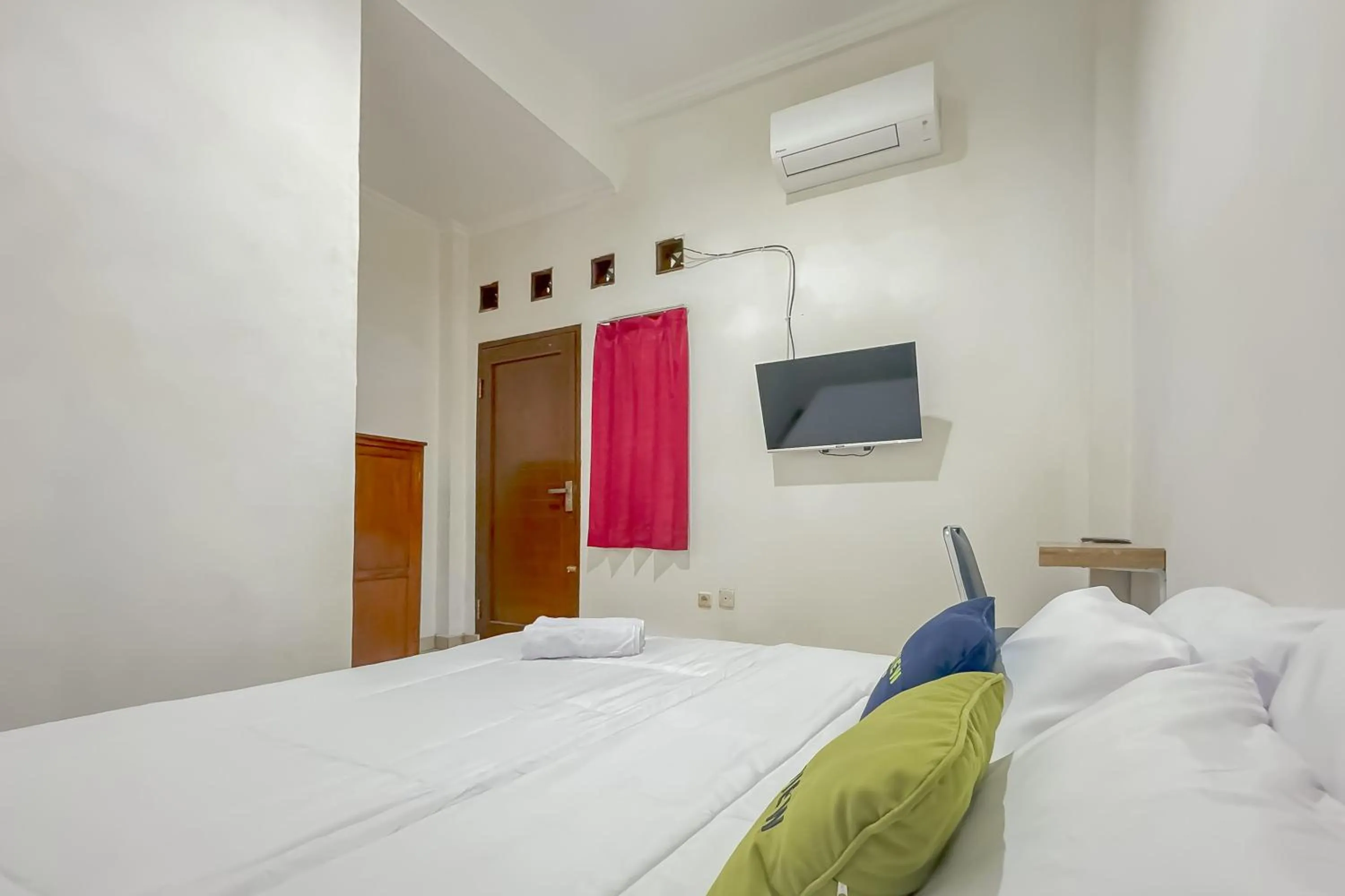 Bedroom, Bed in Urbanview Hotel Maharani Garut