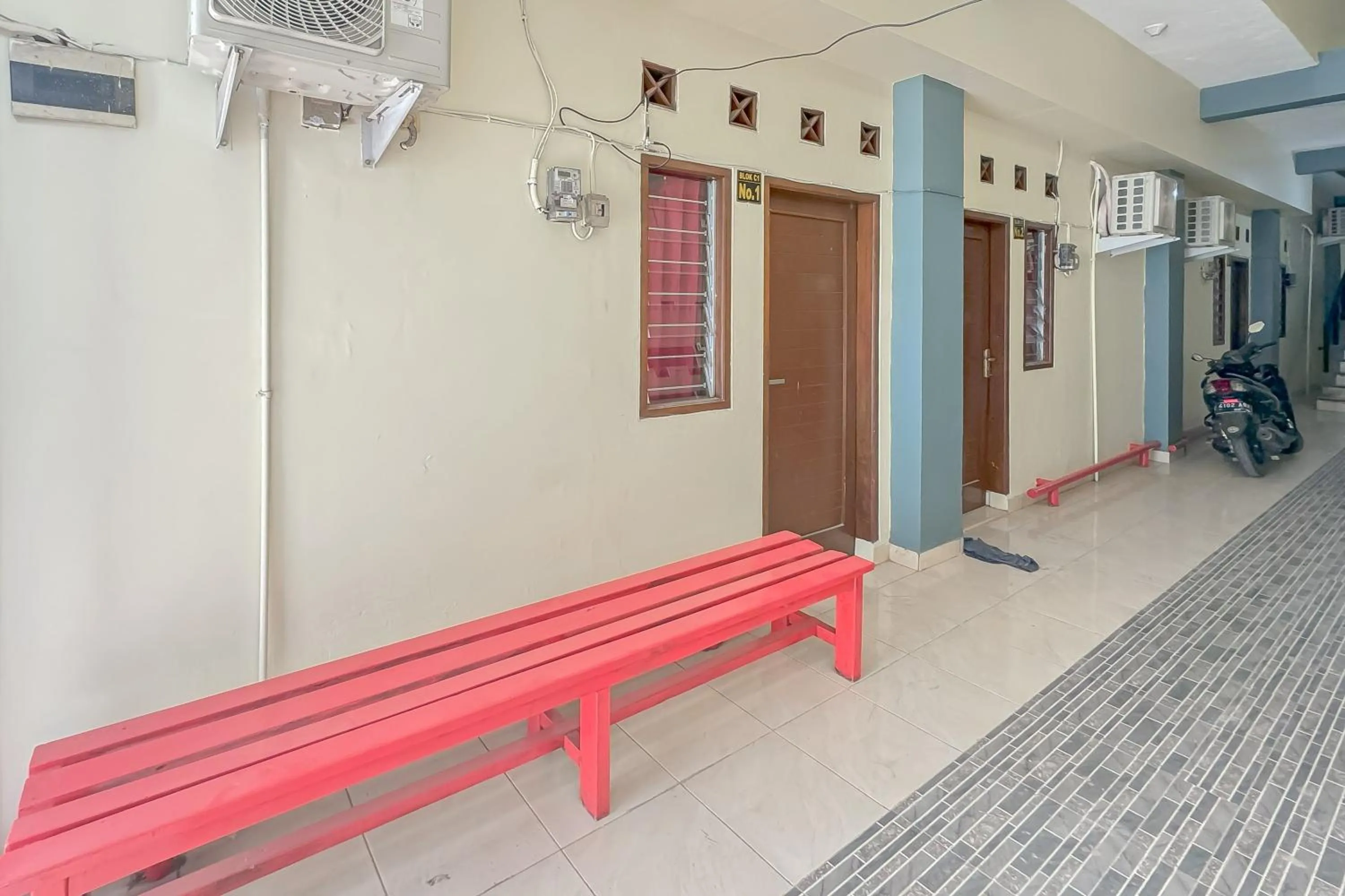 Seating area in Urbanview Hotel Maharani Garut