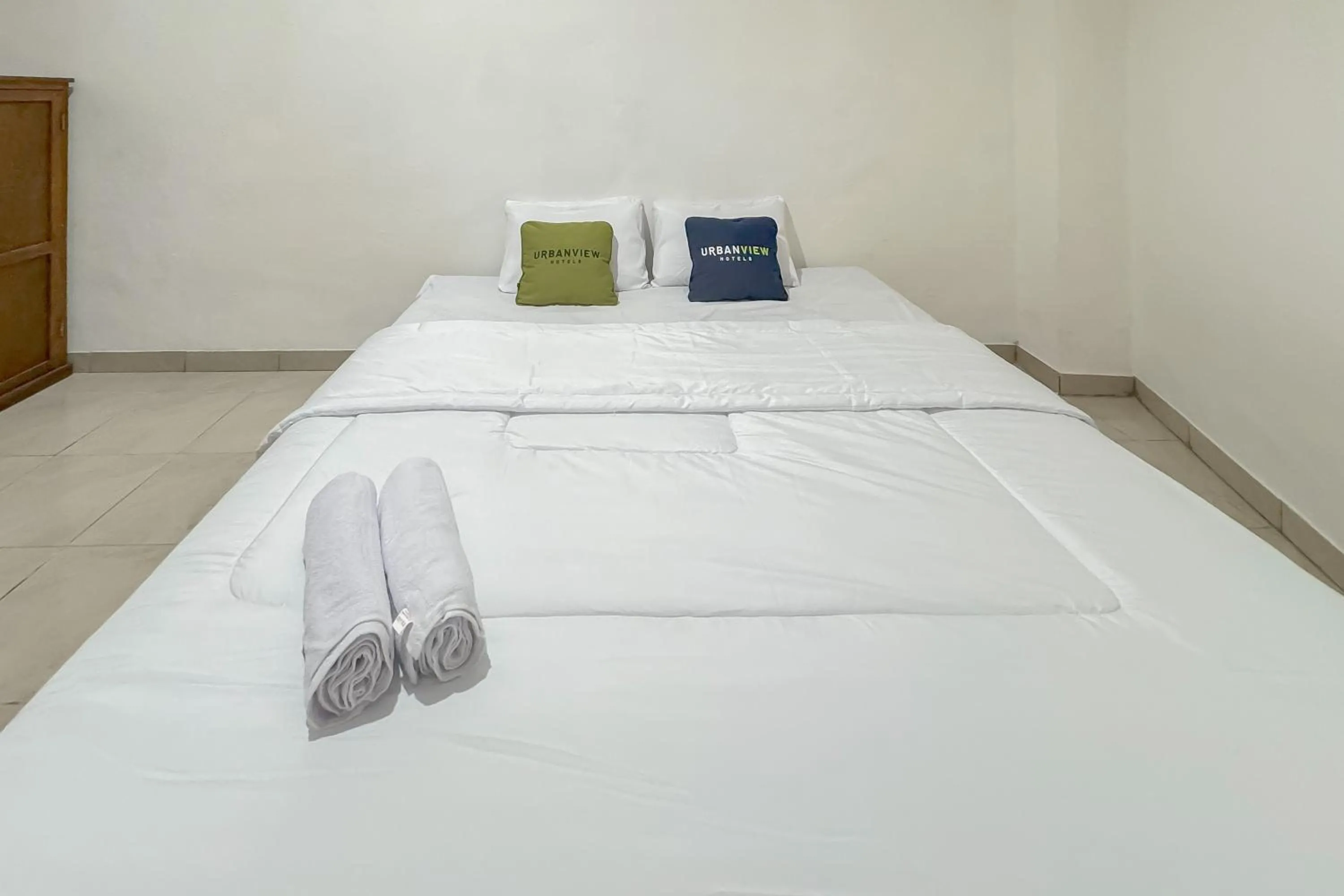 Bedroom, Bed in Urbanview Hotel Maharani Garut