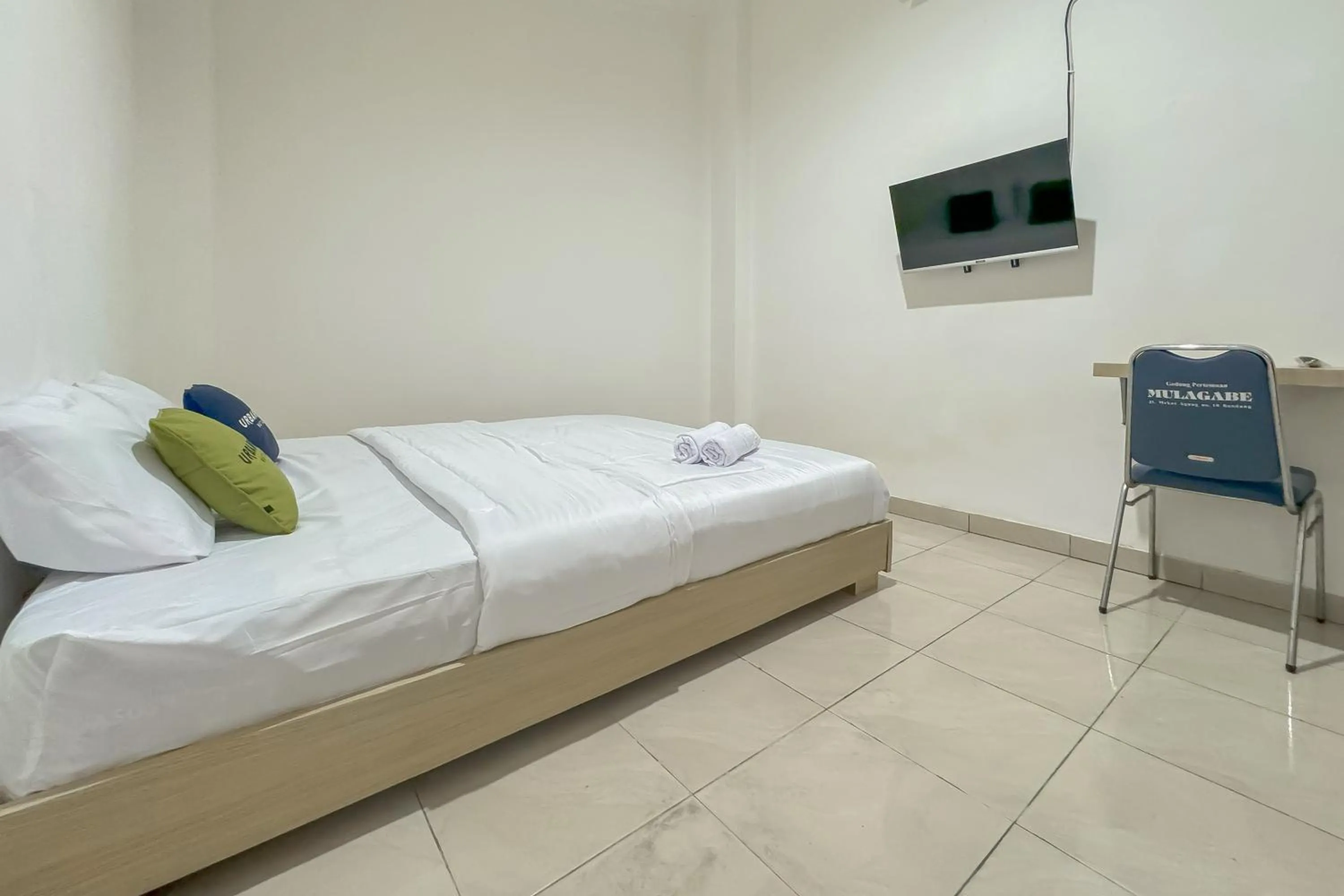 Bedroom, Bed in Urbanview Hotel Maharani Garut