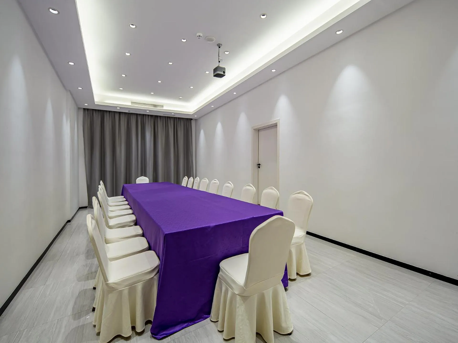 Meeting/conference room in Echarm Hotel Guigang Pingnan Central Plaza Branch