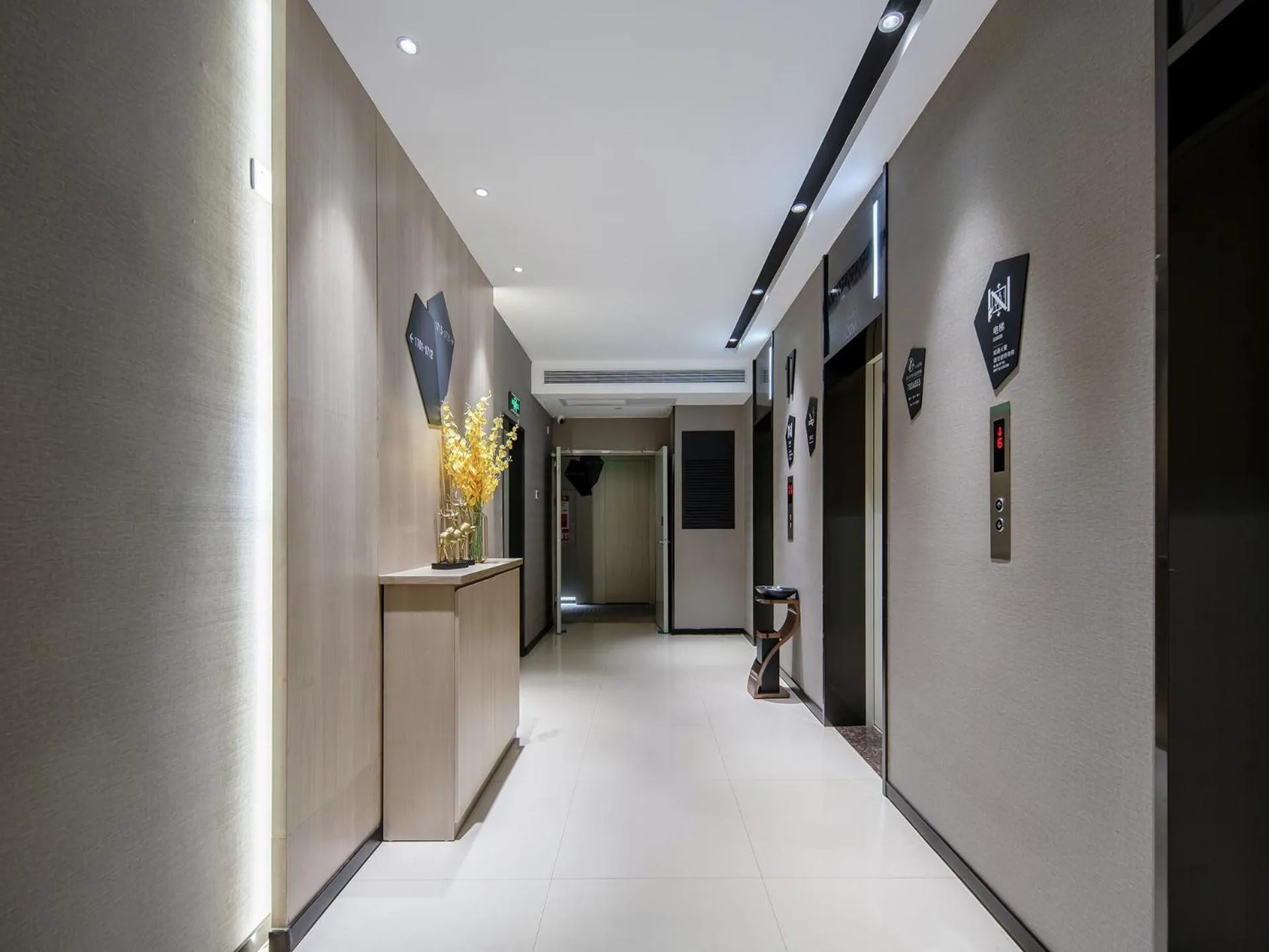 elevator in Echarm Hotel Guigang Pingnan Central Plaza Branch