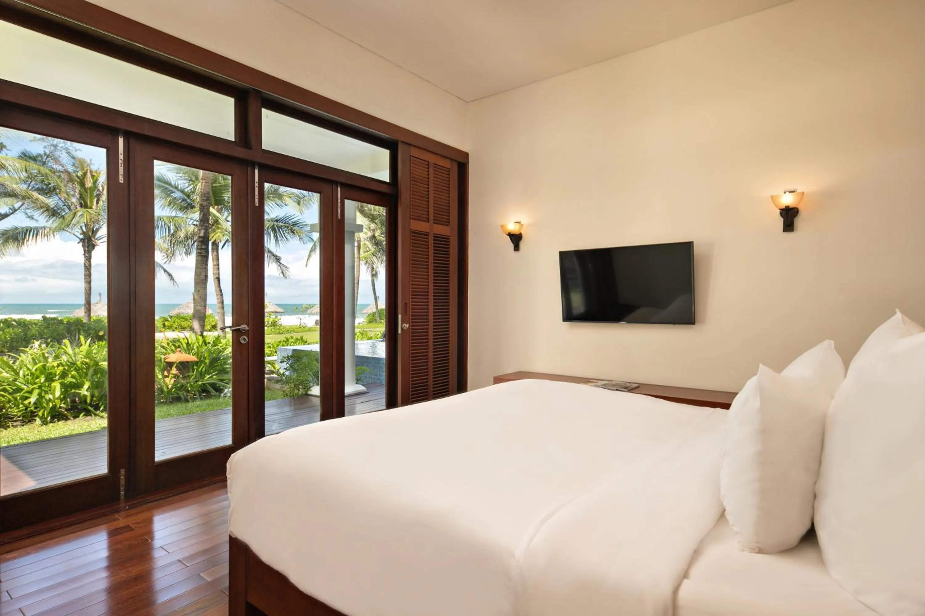 Communal lounge/ TV room, Bed in Purama Villas Luxury Resort Da Nang