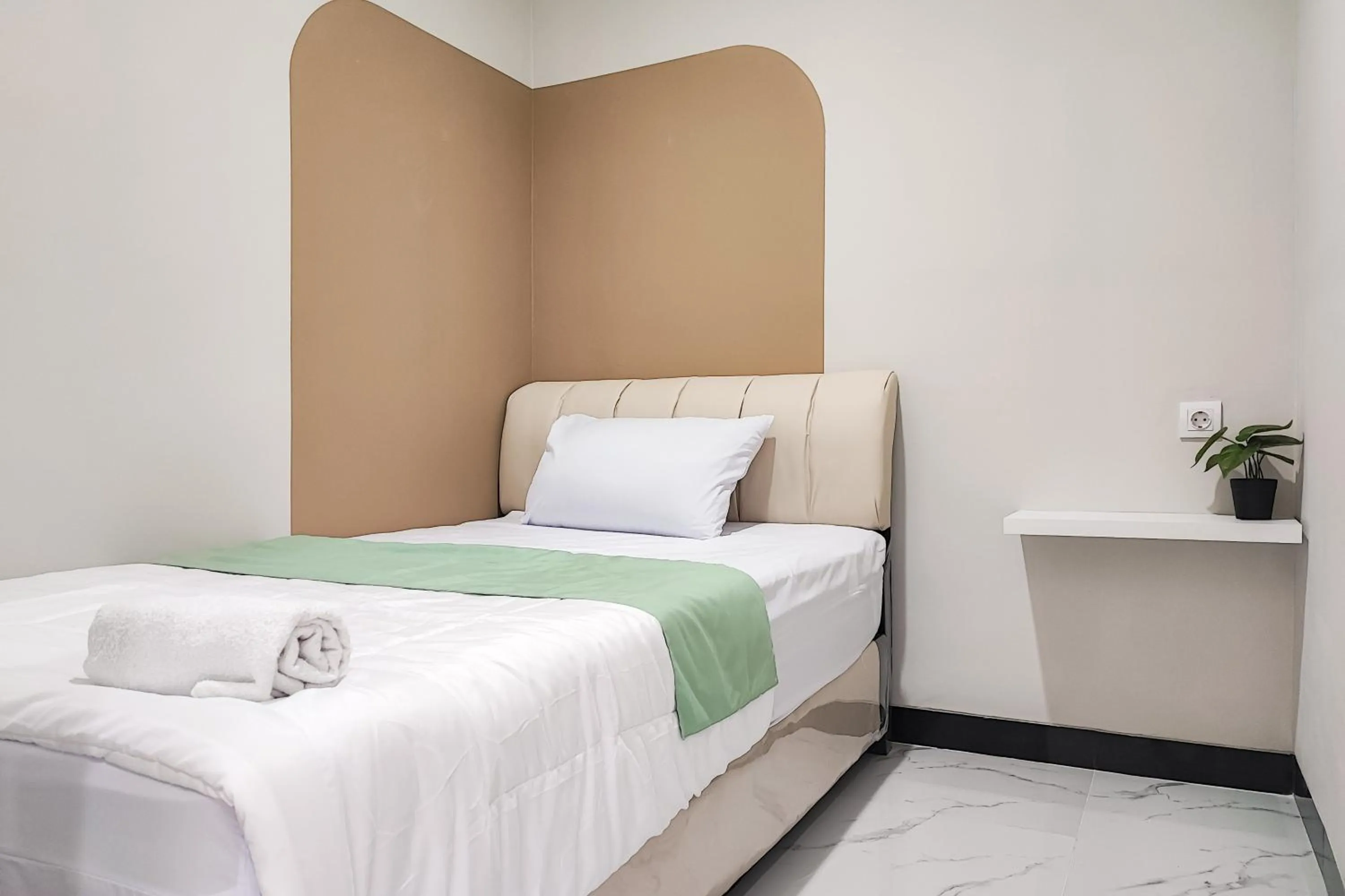 Bedroom, Bed in Urbanview Hotel at Pesona Guest House Jambi