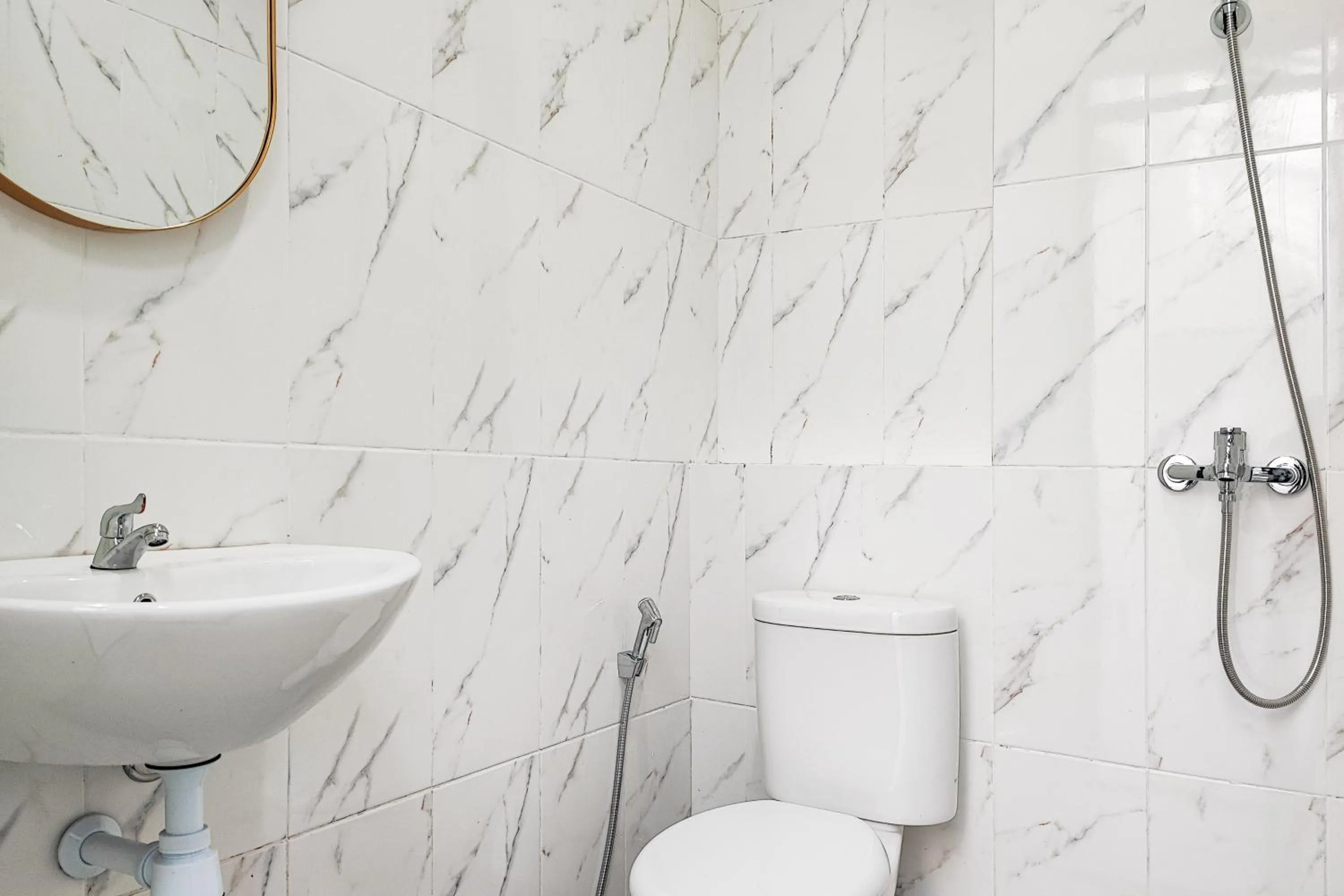 Bathroom in Urbanview Hotel at Pesona Guest House Jambi