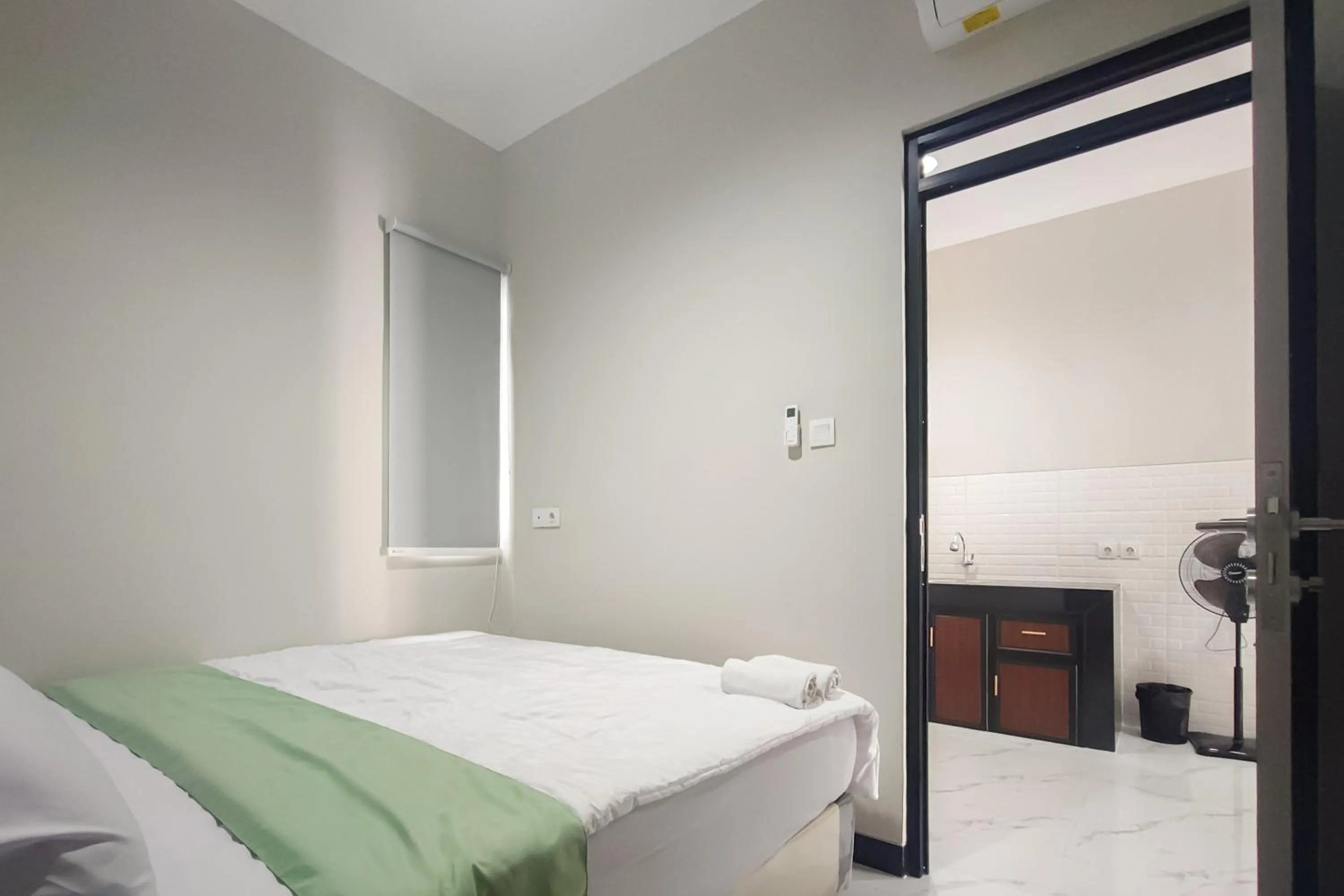 Bedroom, Bed in Urbanview Hotel at Pesona Guest House Jambi