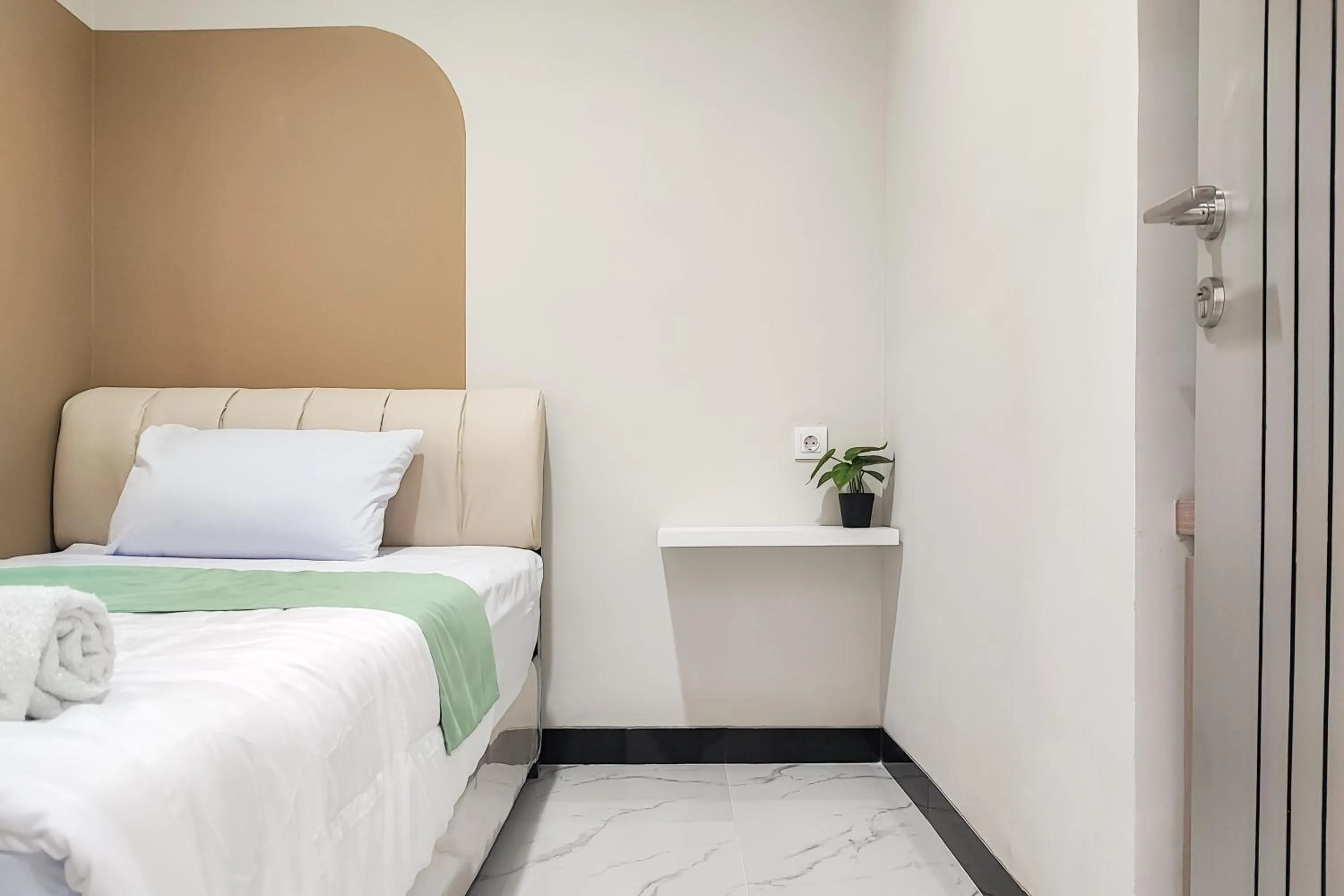 Bedroom, Bed in Urbanview Hotel at Pesona Guest House Jambi