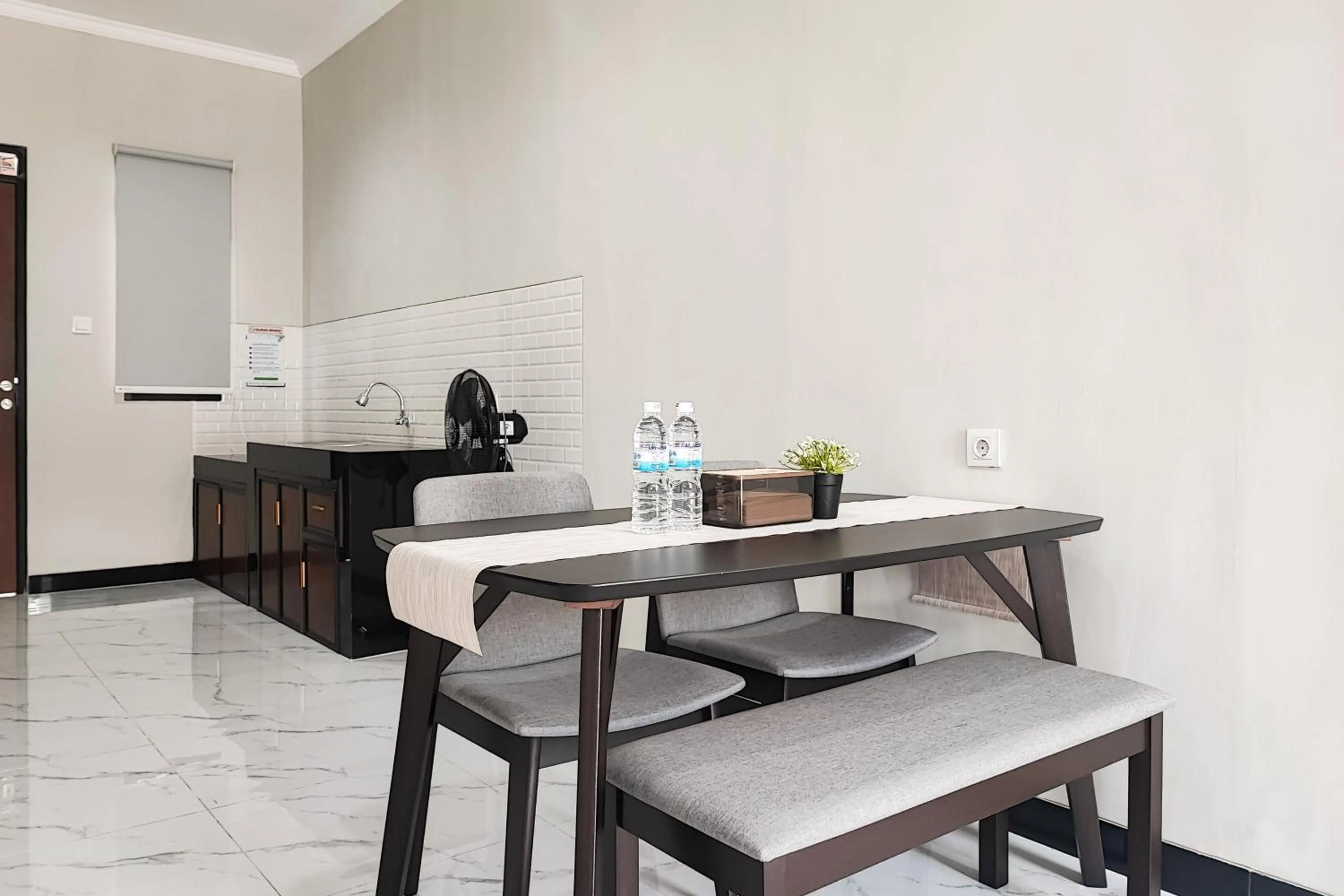 Dining area in Urbanview Hotel at Pesona Guest House Jambi