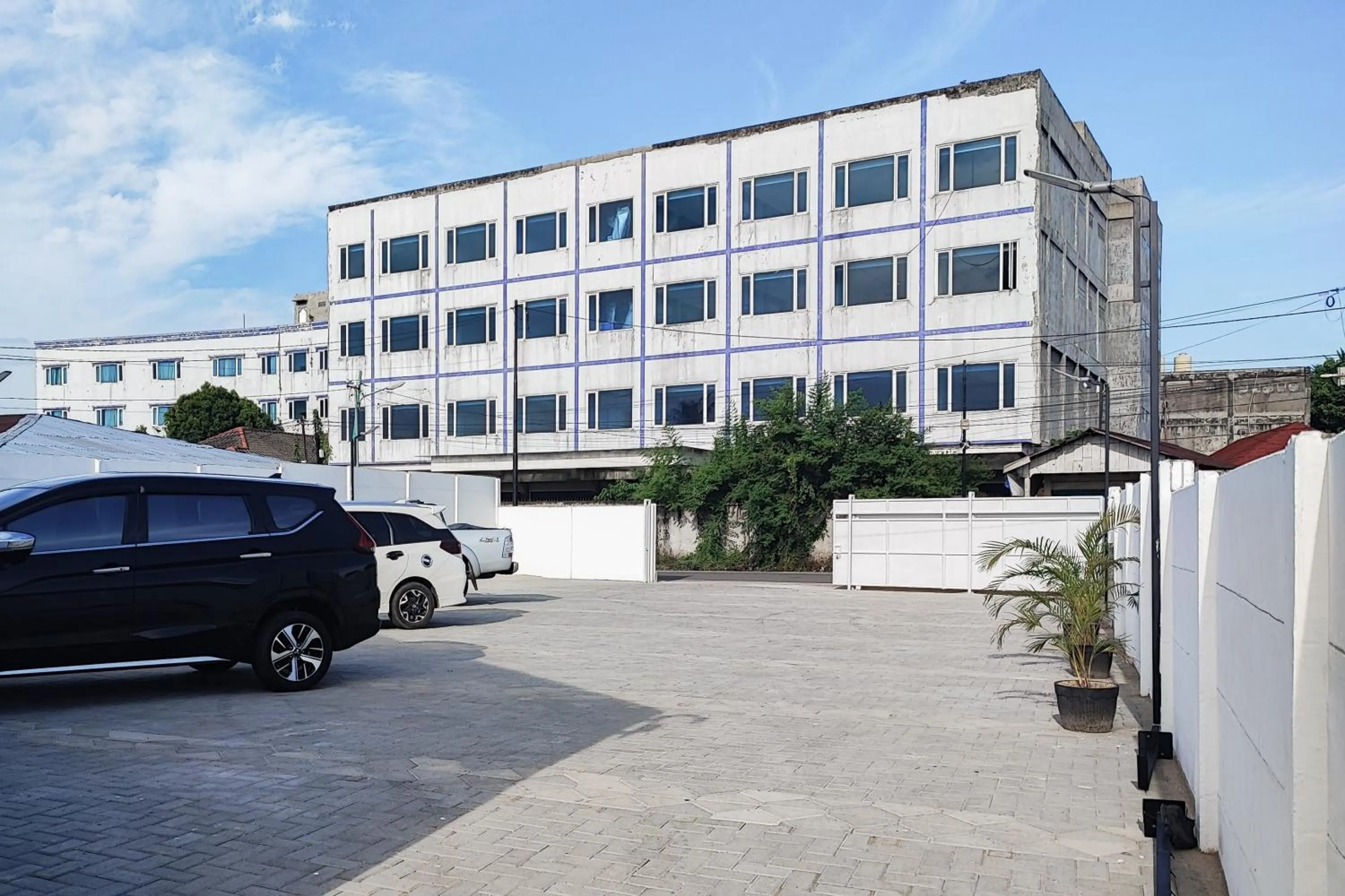 Parking in Urbanview Hotel at Pesona Guest House Jambi