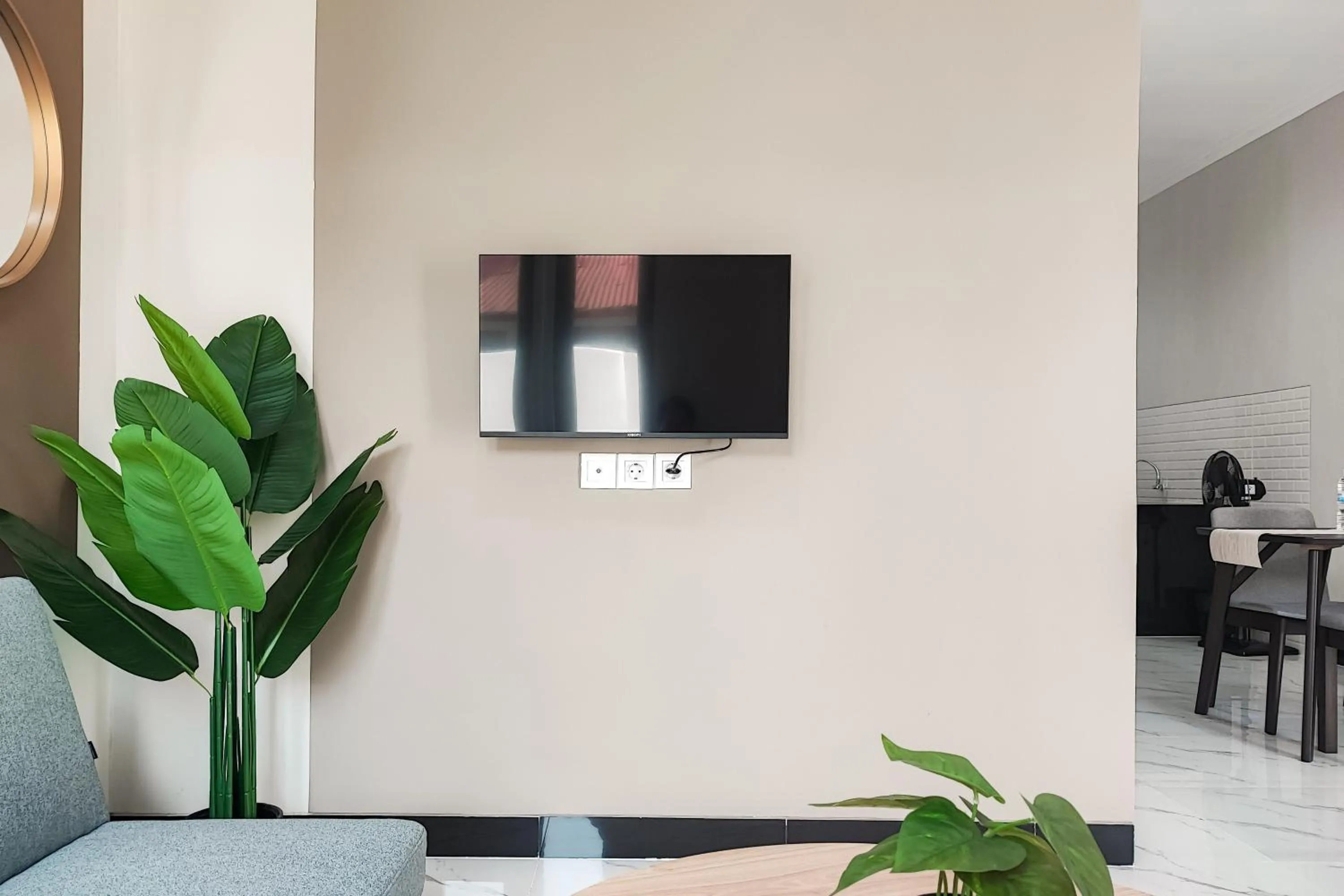 TV and multimedia in Urbanview Hotel at Pesona Guest House Jambi