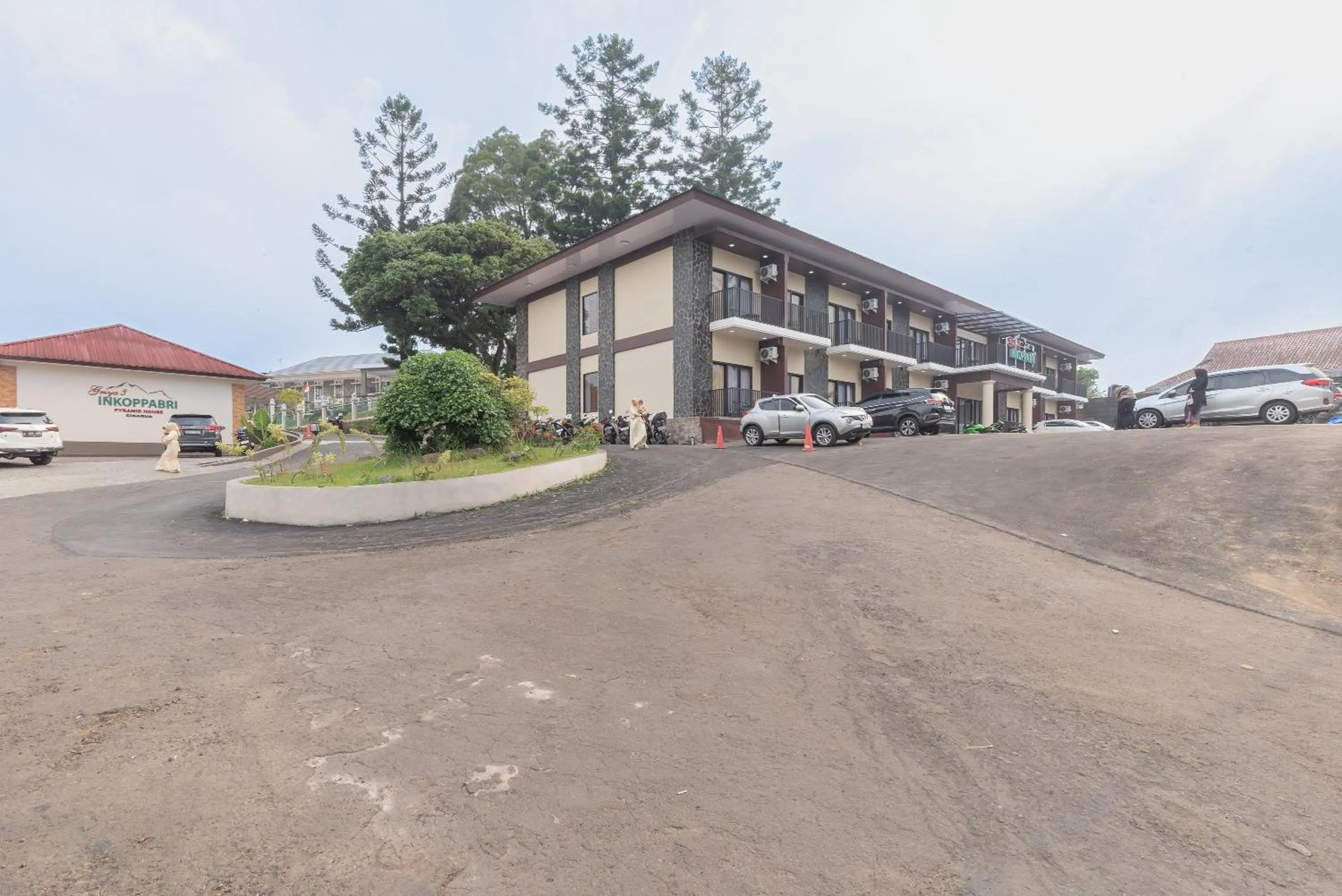 Parking in Urbanview Hotel Inkoppabri Cisarua Puncak