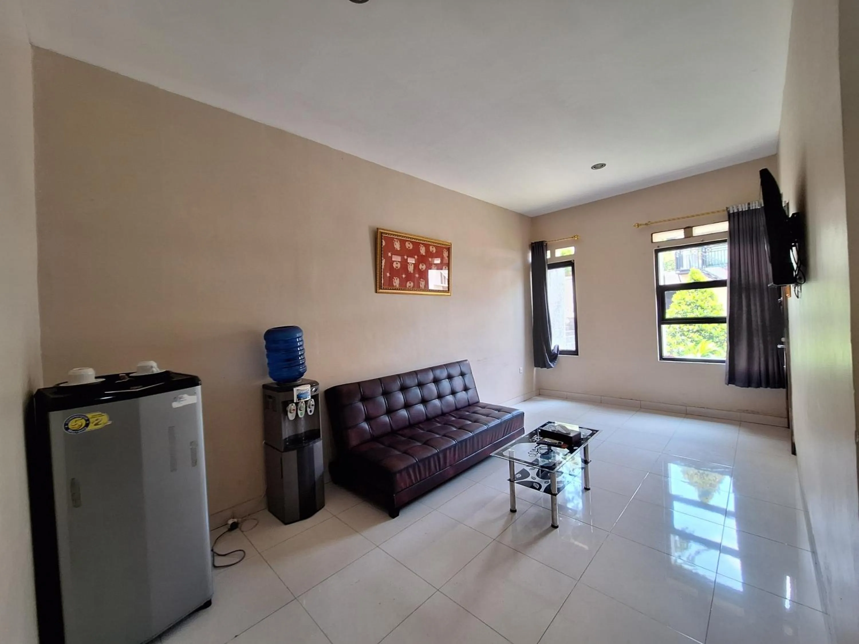 Seating area in Urbanview Hotel Inkoppabri Cisarua Puncak