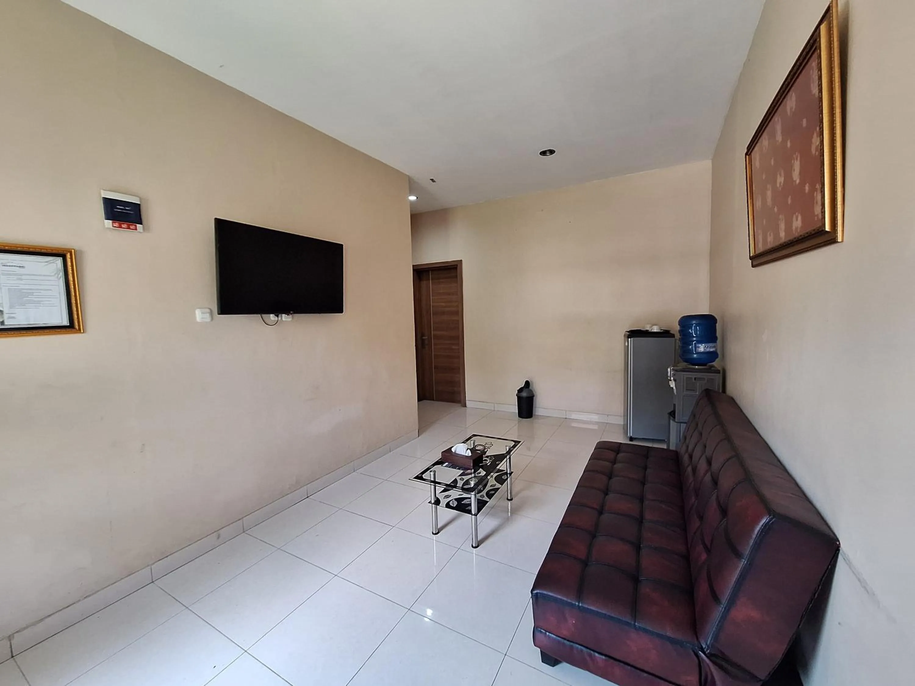 Seating area in Urbanview Hotel Inkoppabri Cisarua Puncak