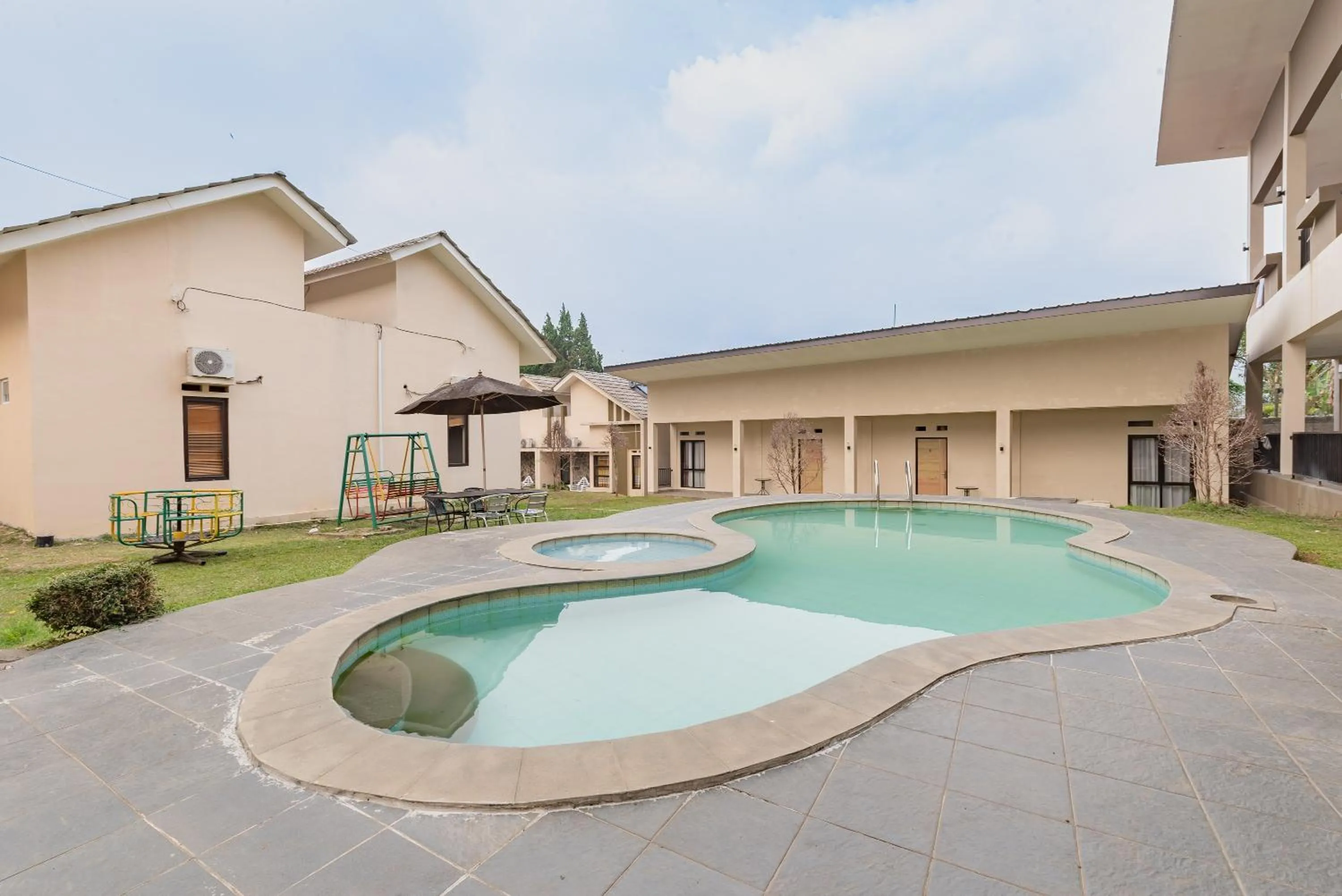 Swimming pool in Urbanview Hotel Inkoppabri Cisarua Puncak