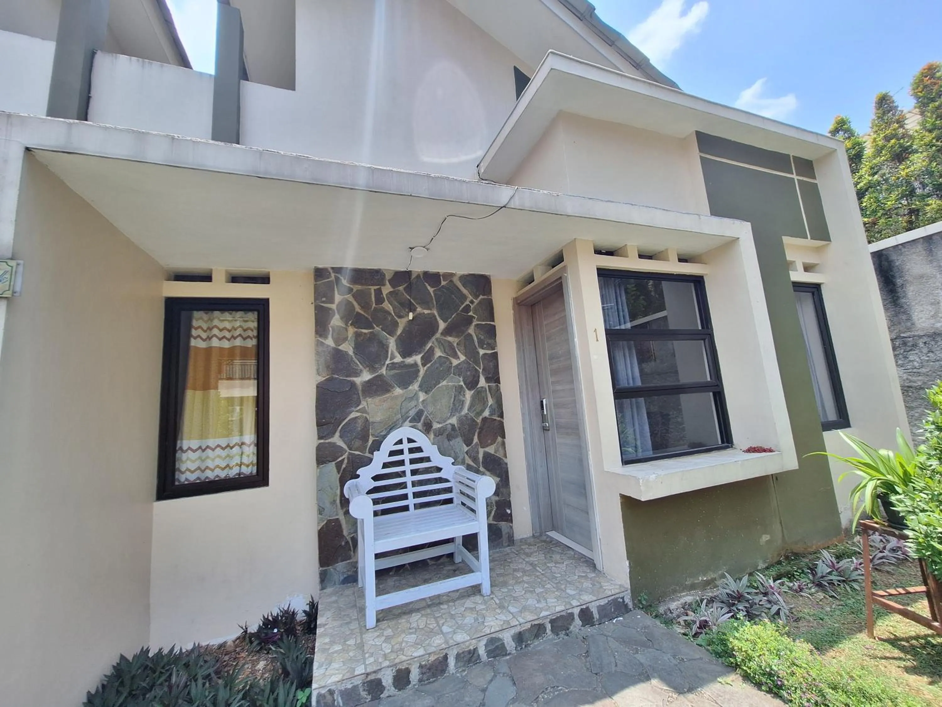 Seating area in Urbanview Hotel Inkoppabri Cisarua Puncak