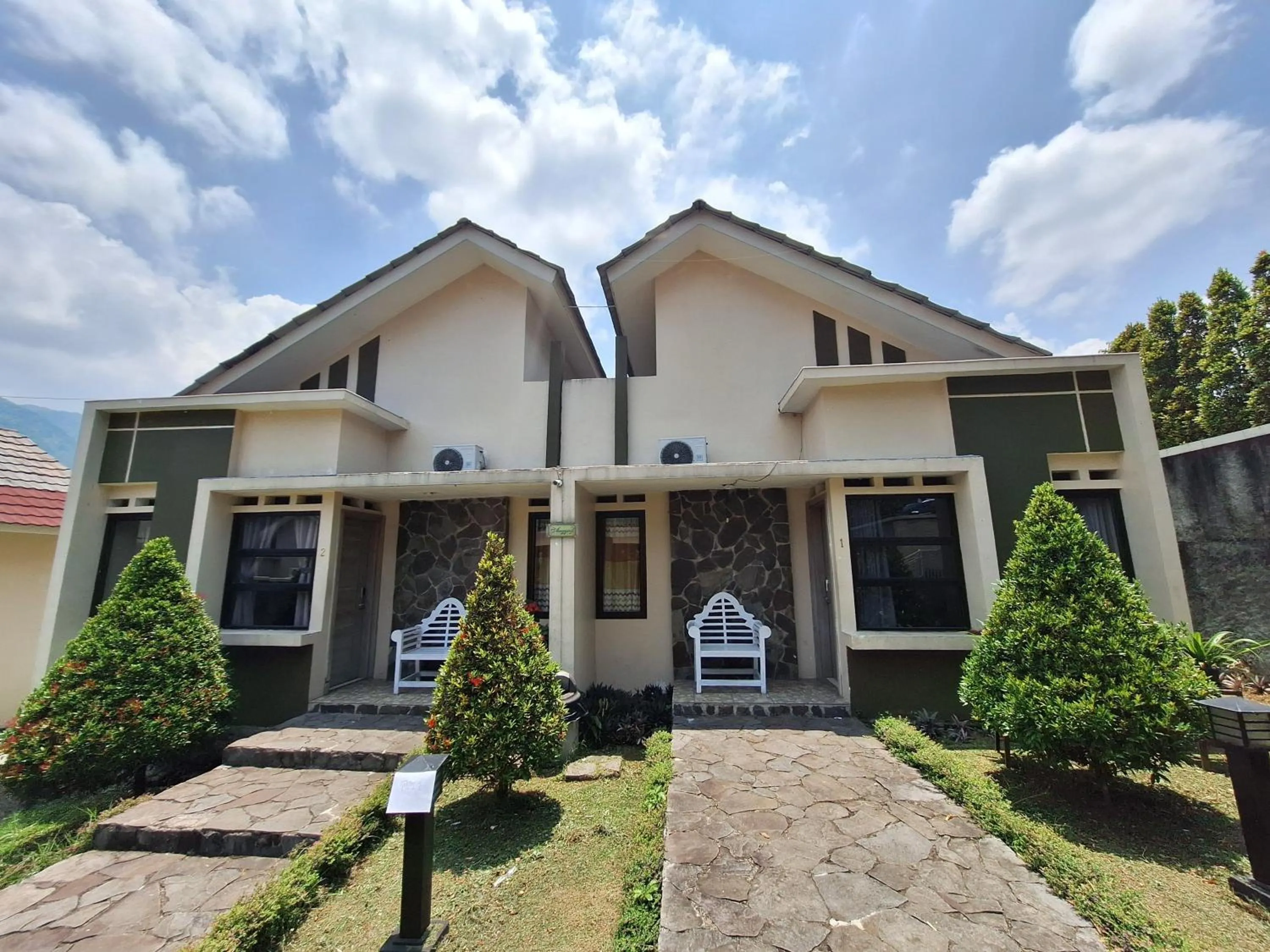 Facade/entrance in Urbanview Hotel Inkoppabri Cisarua Puncak
