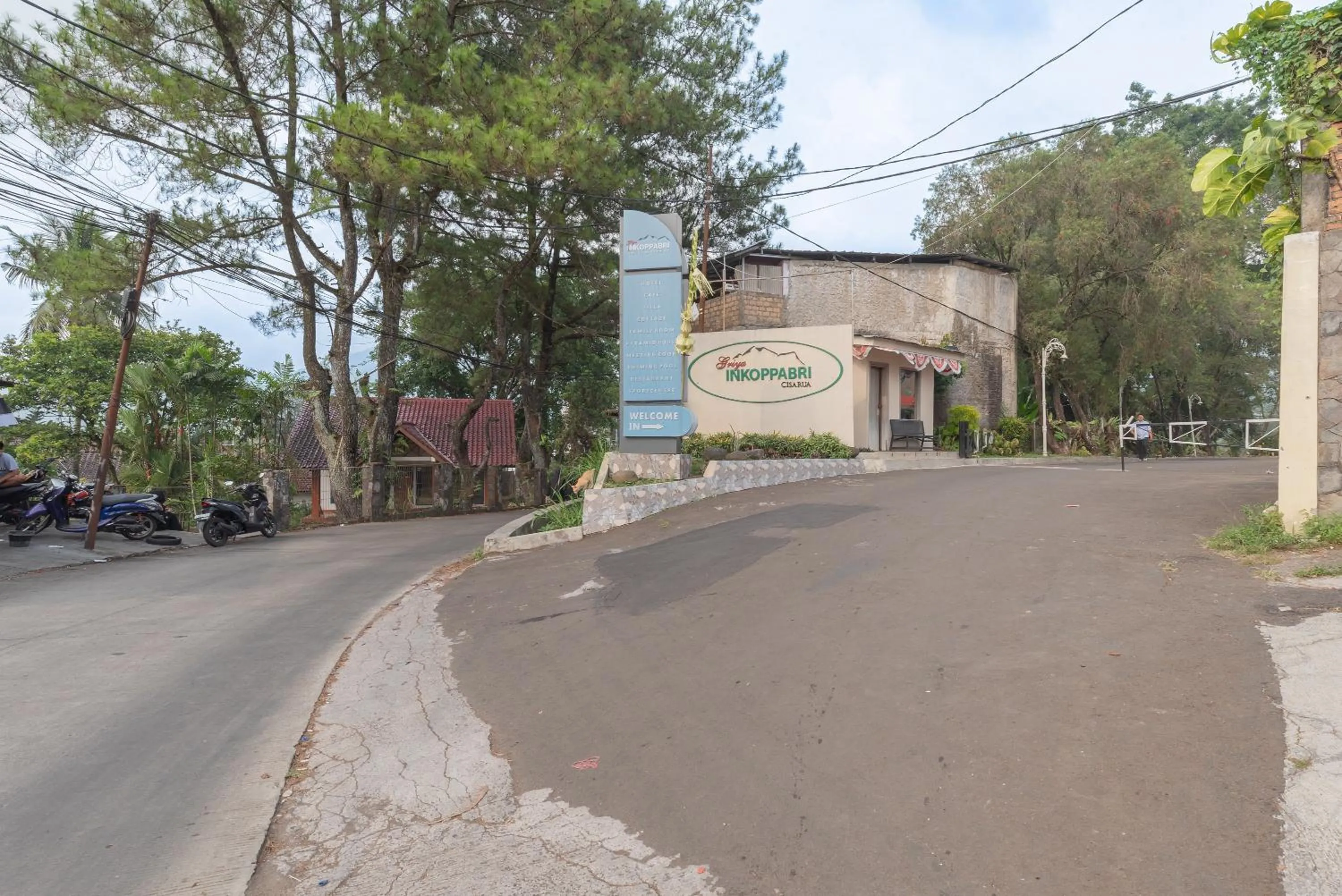 Property building in Urbanview Hotel Inkoppabri Cisarua Puncak