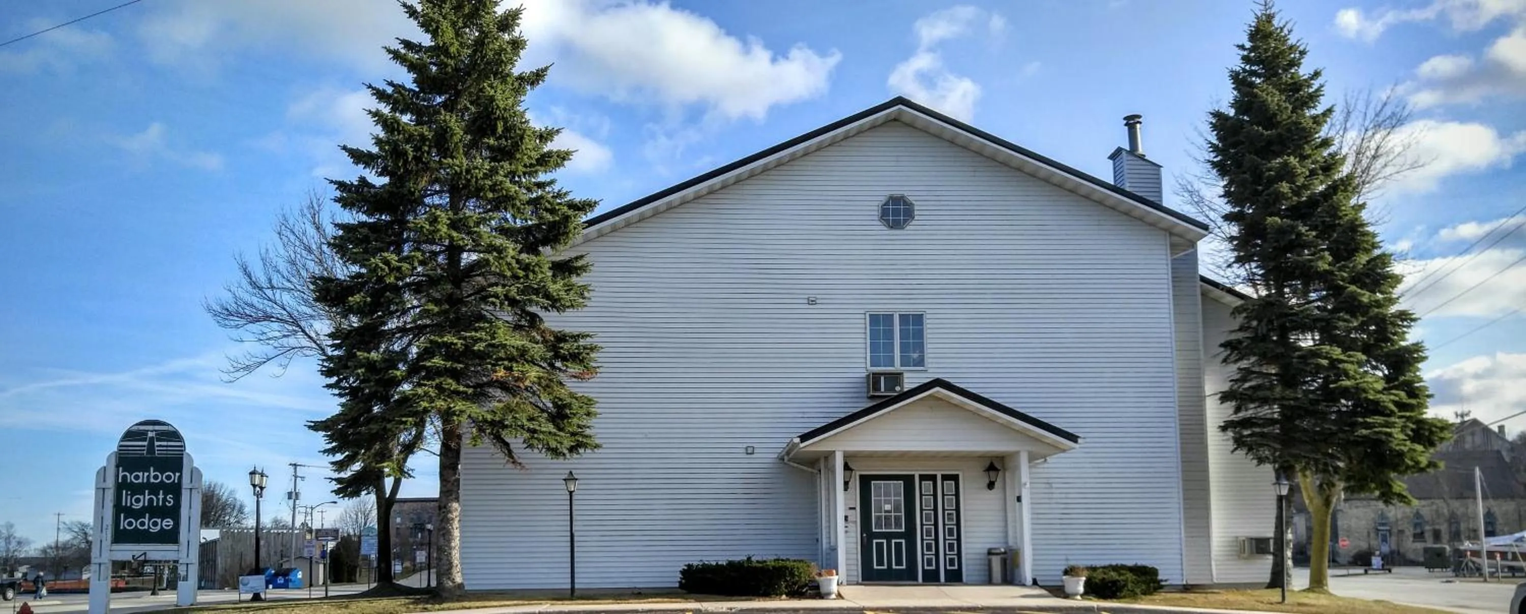 Facade/entrance in Harbor Lights Lodge