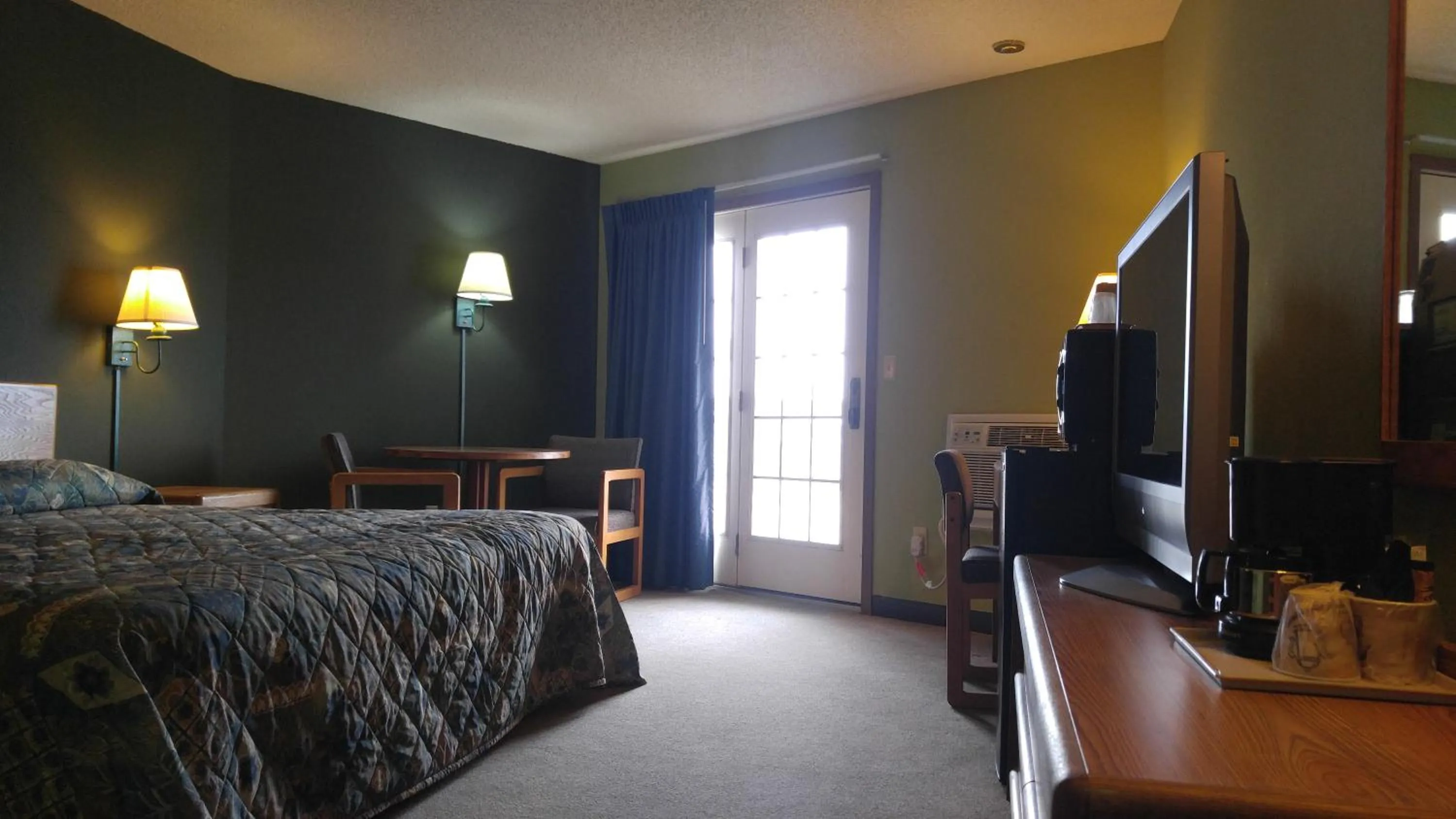 Bed in Harbor Lights Lodge