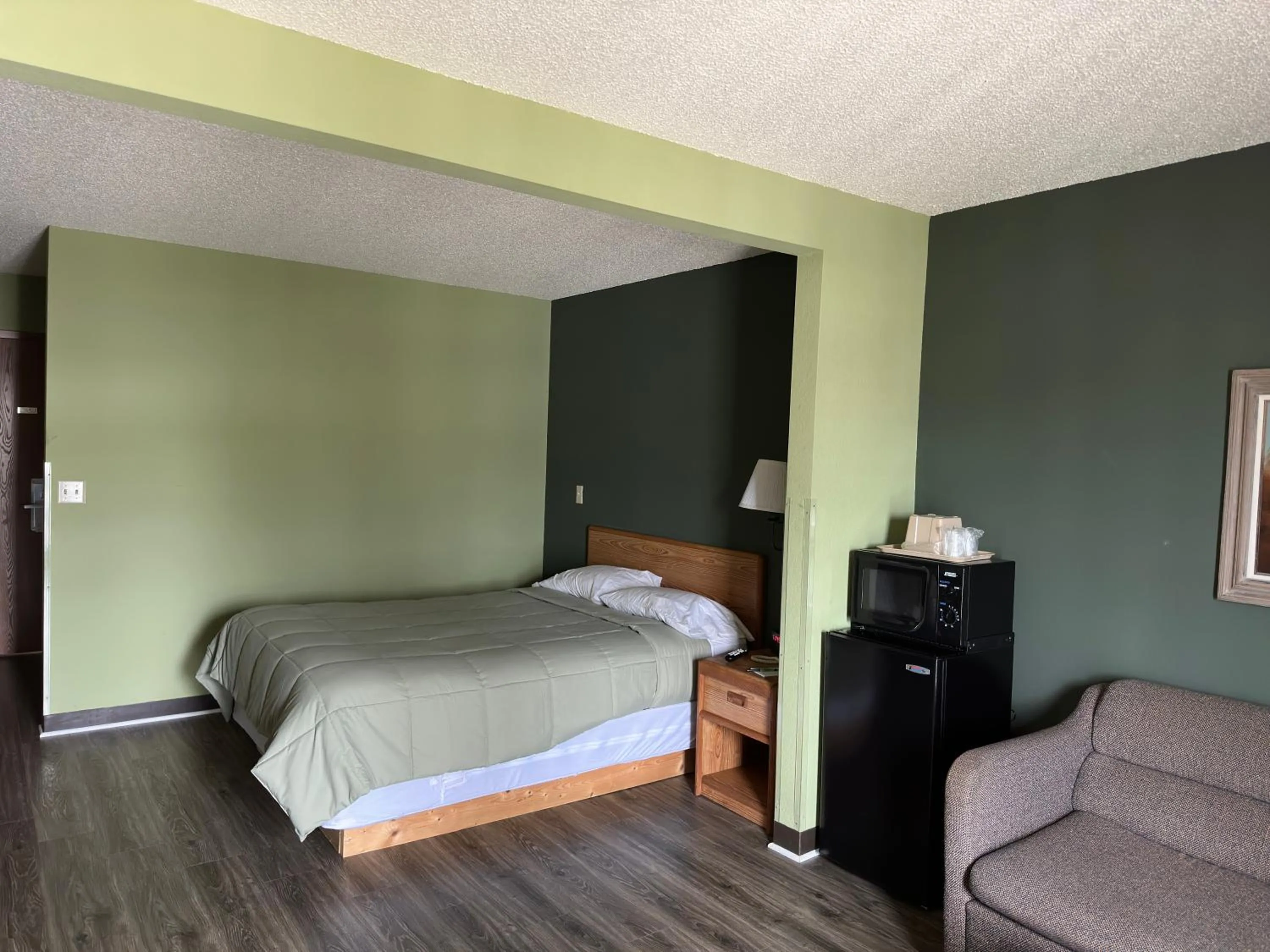 Bed in Harbor Lights Lodge